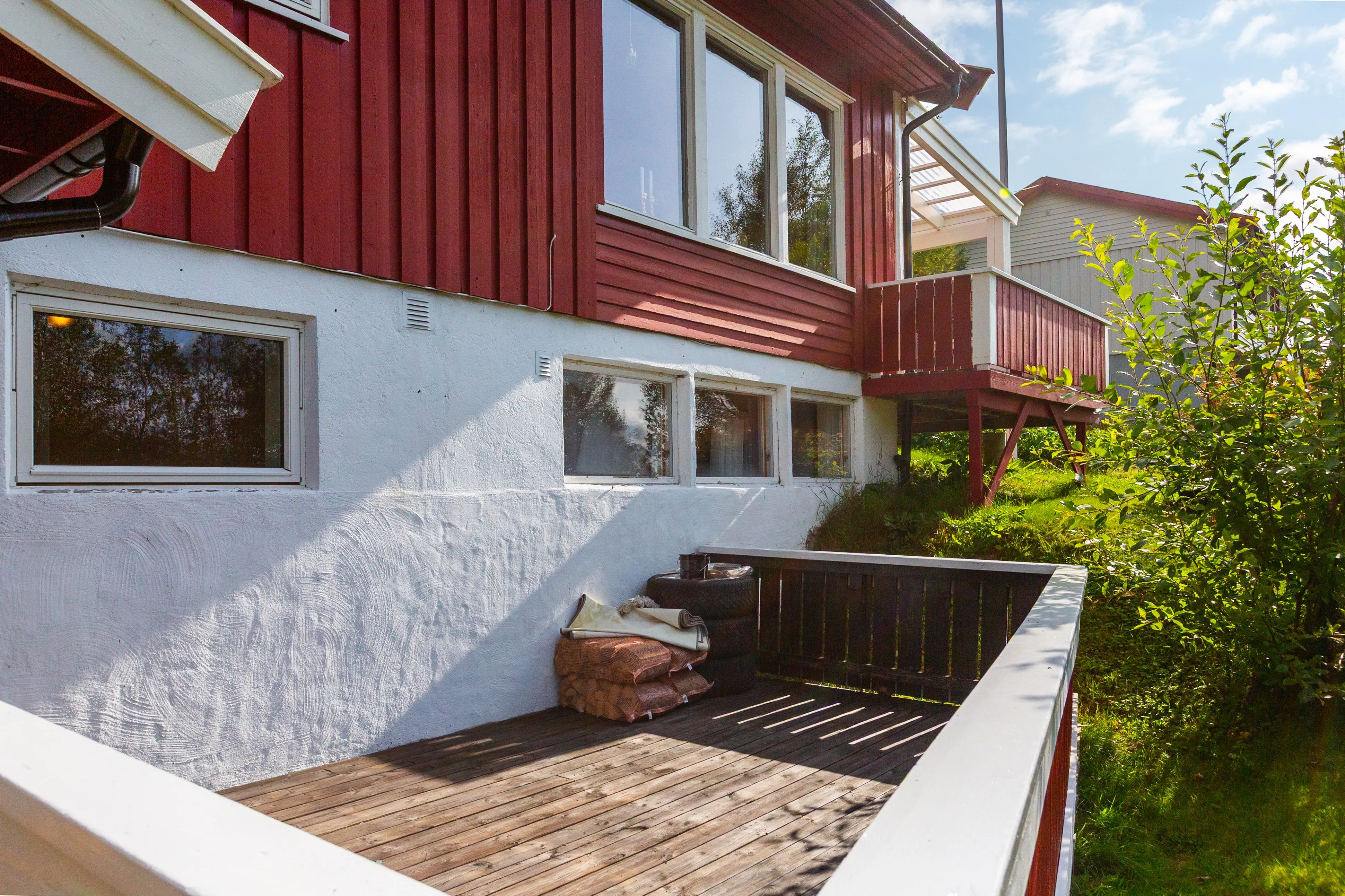 1970s Norwegian House with Solar Garage and Scenic Garden - View image 43 of 47
