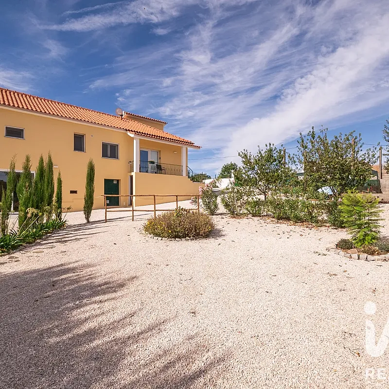 3-Bedroom Renovated House with Garden and Parking in Graça, Portugal