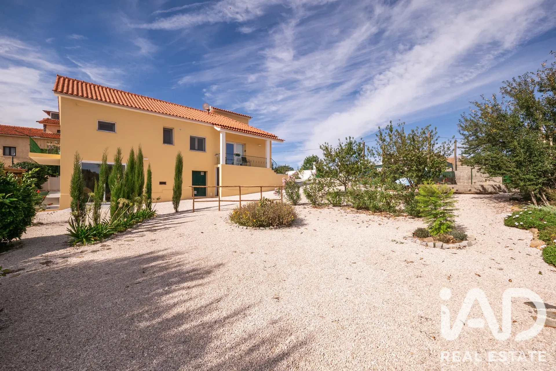 3-Bedroom Renovated House with Garden and Parking in Graça, Portugal - Image 1