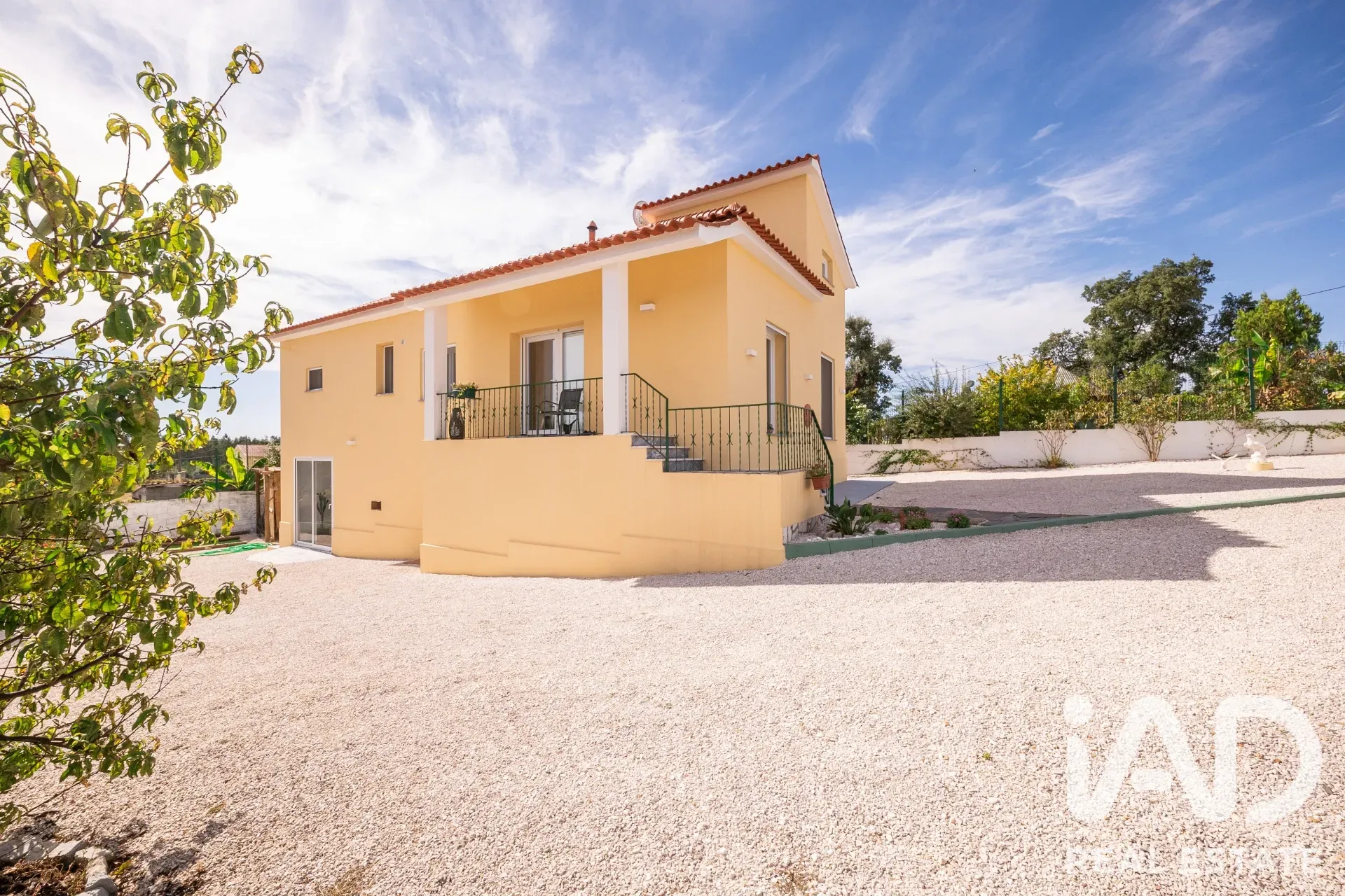 3-Bedroom Renovated House with Garden and Parking in Graça, Portugal - Image 2