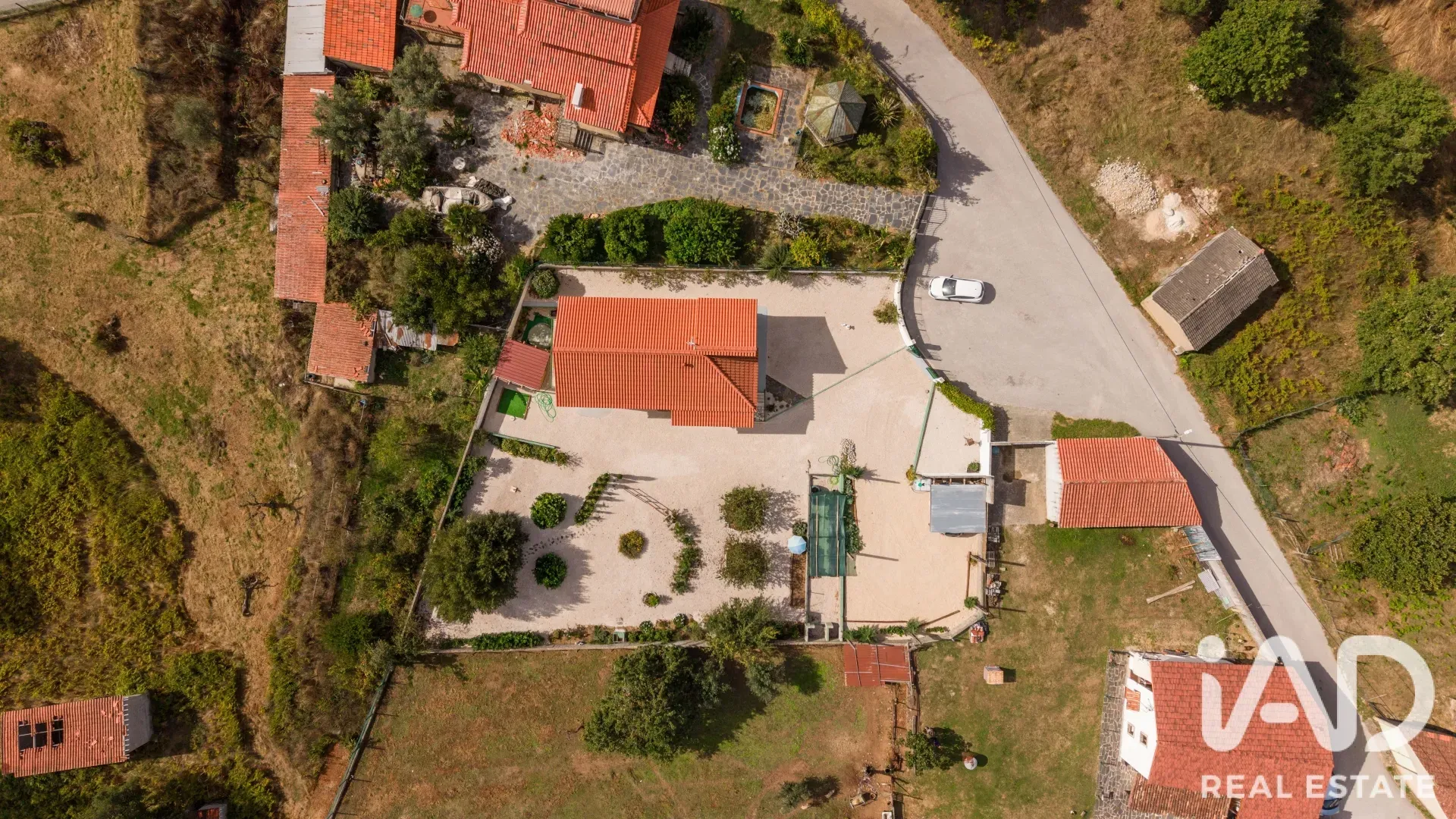 3-Bedroom Renovated House with Garden and Parking in Graça, Portugal - Image 3