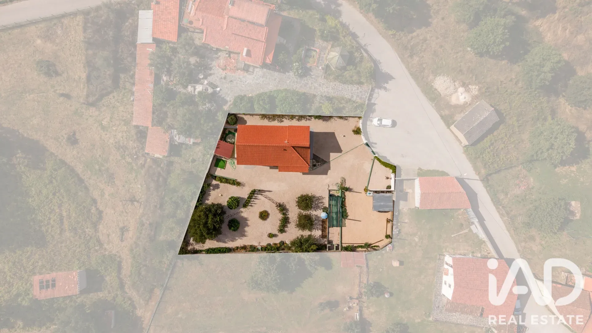 3-Bedroom Renovated House with Garden and Parking in Graça, Portugal - Image 4