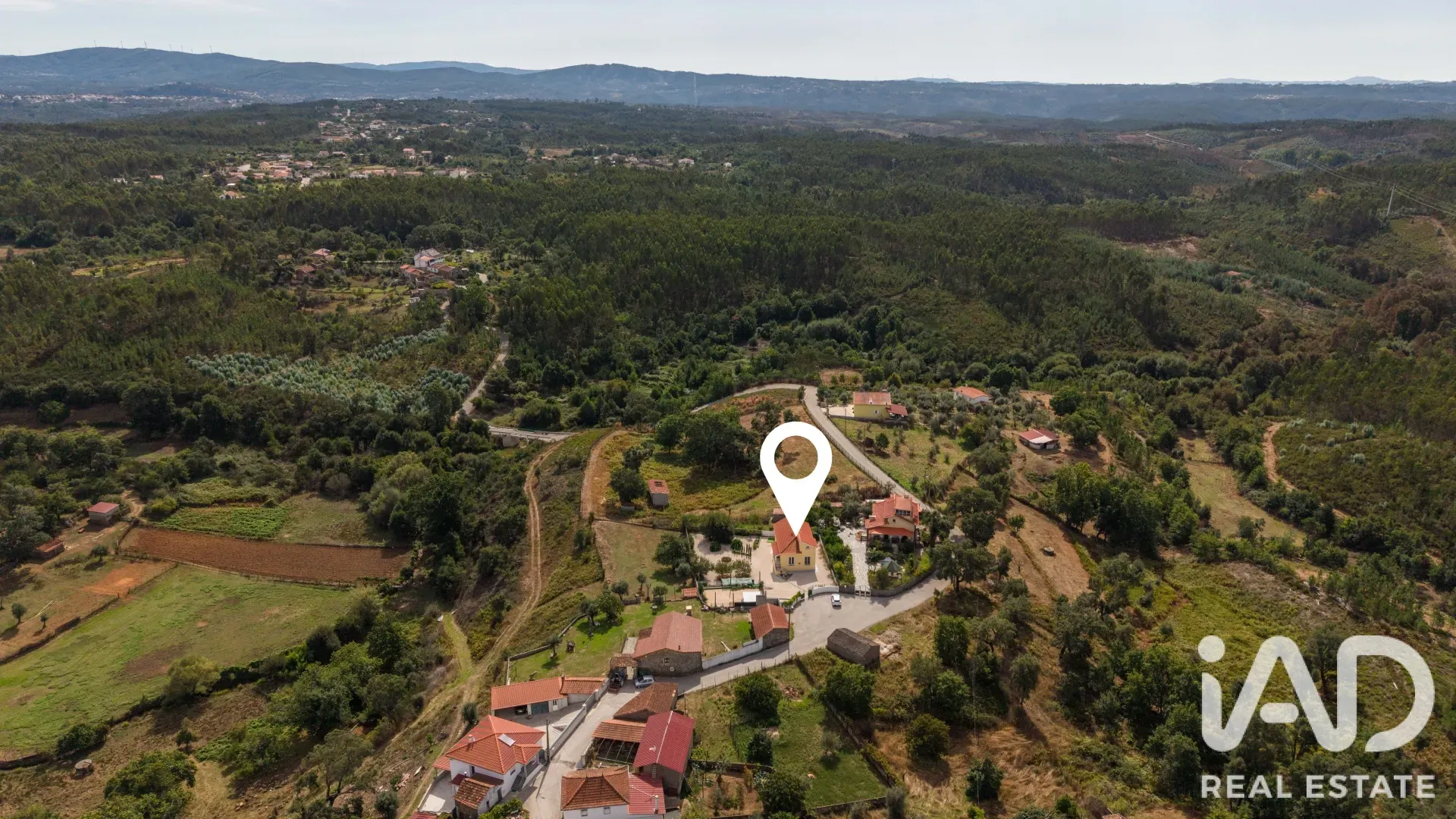 3-Bedroom Renovated House with Garden and Parking in Graça, Portugal - Image 5