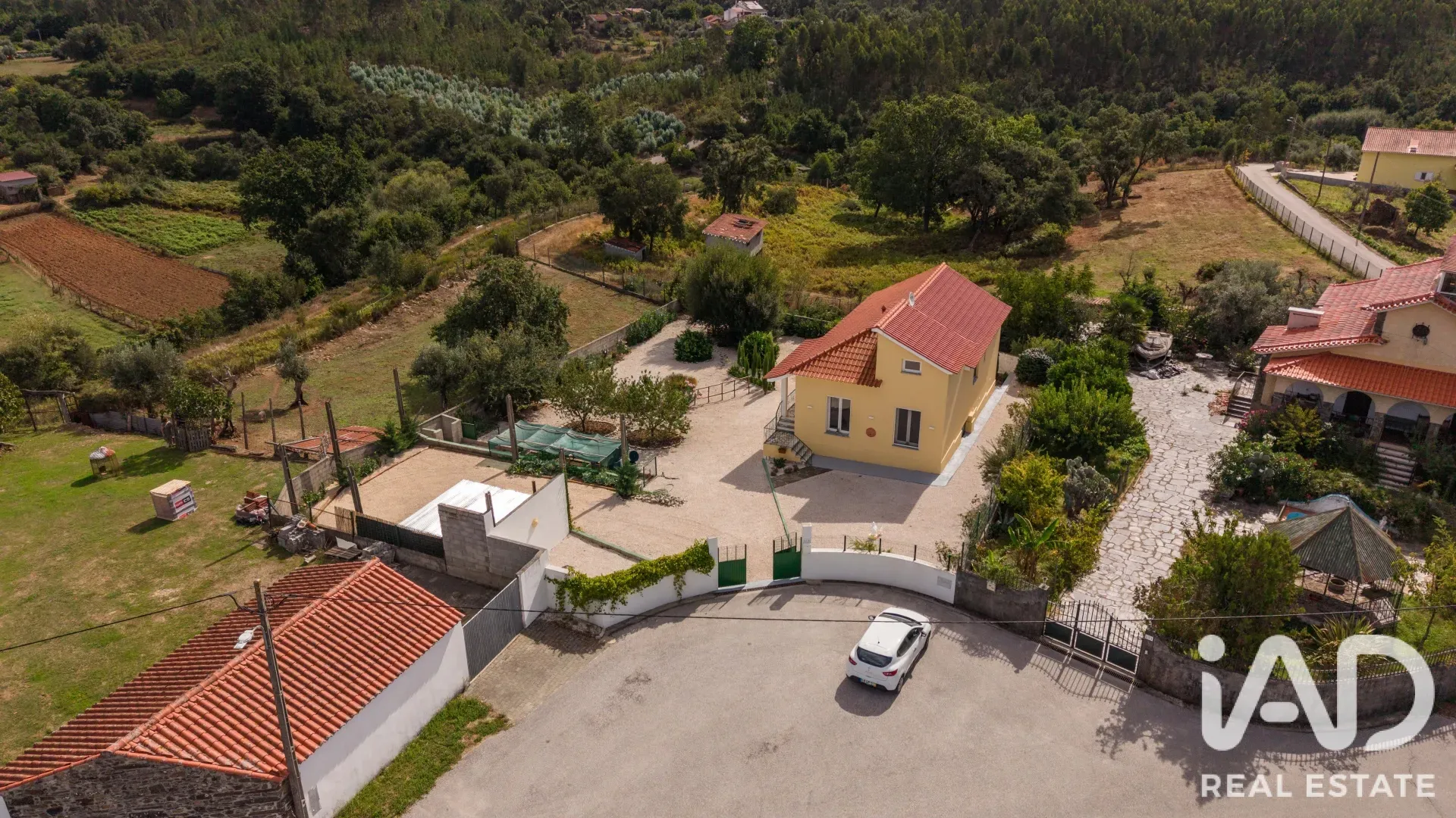 3-Bedroom Renovated House with Garden and Parking in Graça, Portugal - View image 6 of 40