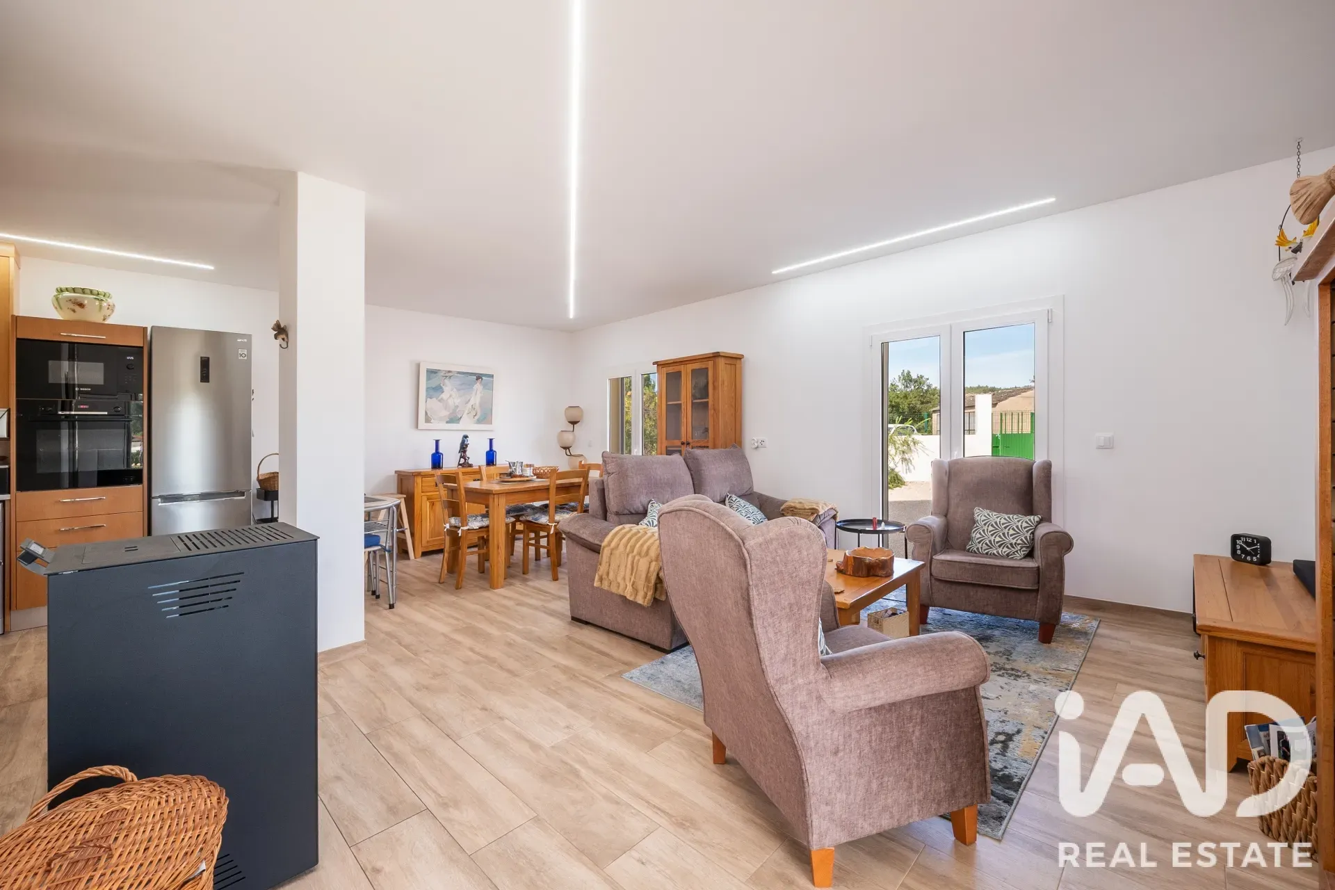 3-Bedroom Renovated House with Garden and Parking in Graça, Portugal - View image 7 of 40
