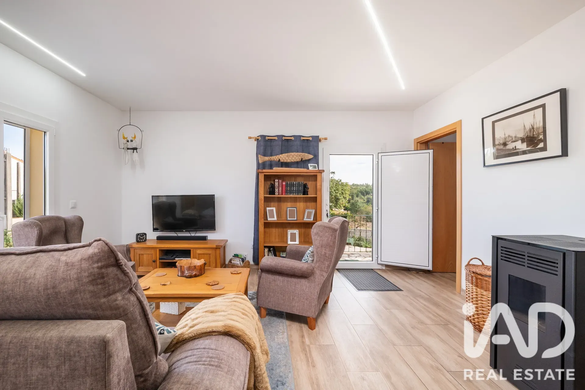 3-Bedroom Renovated House with Garden and Parking in Graça, Portugal - View image 8 of 40