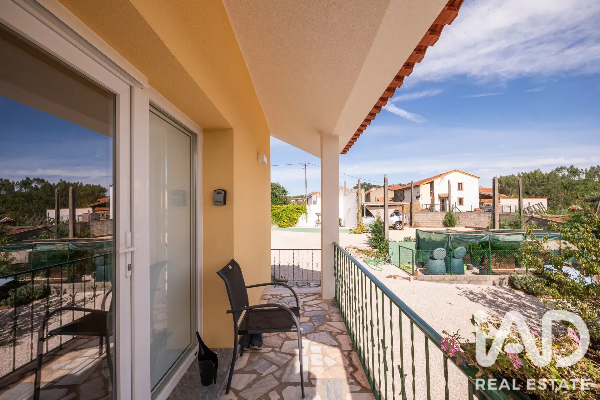 3-Bedroom Renovated House with Garden and Parking in Graça, Portugal - View image 27 of 40