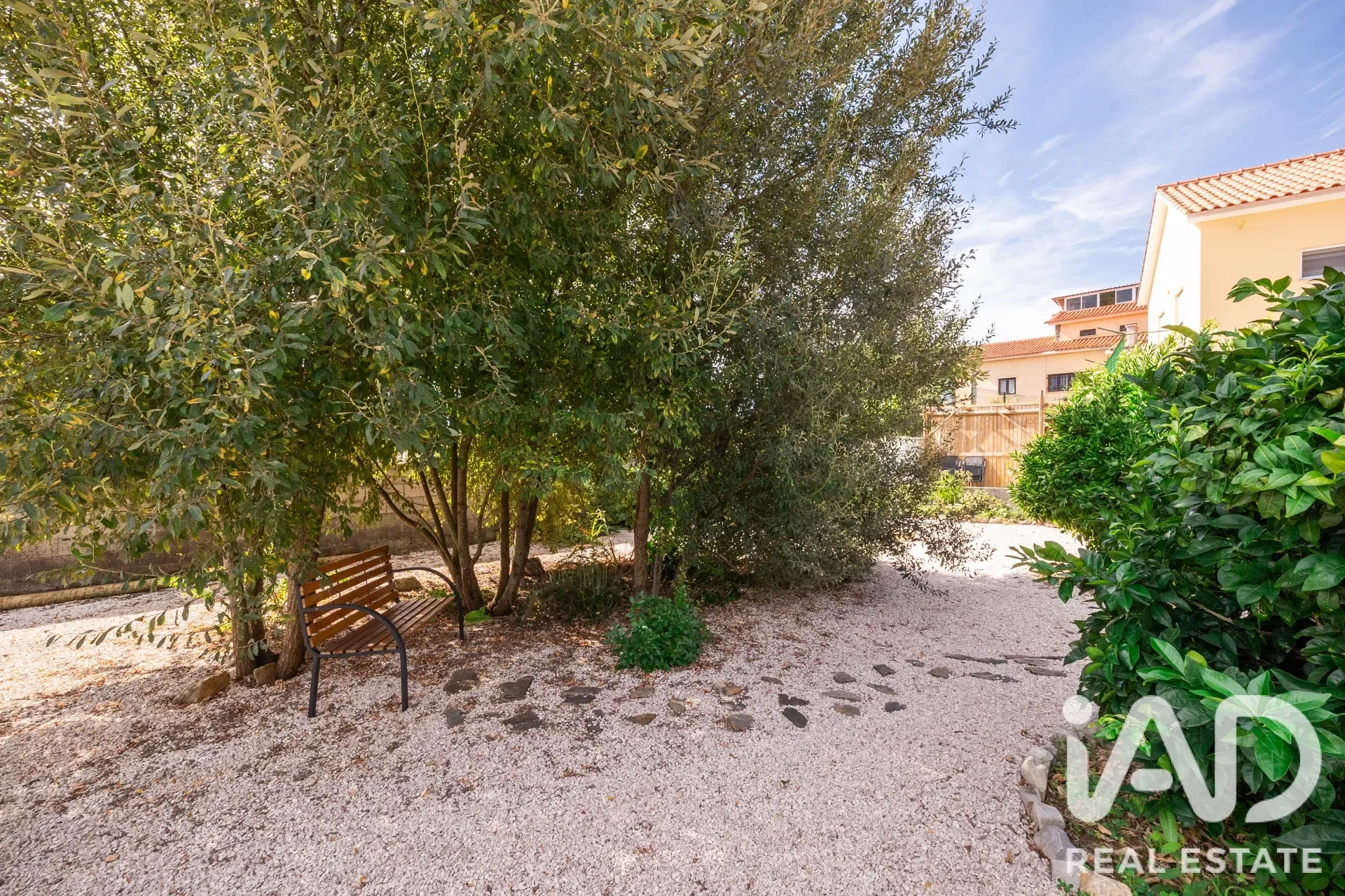 3-Bedroom Renovated House with Garden and Parking in Graça, Portugal - View image 34 of 40