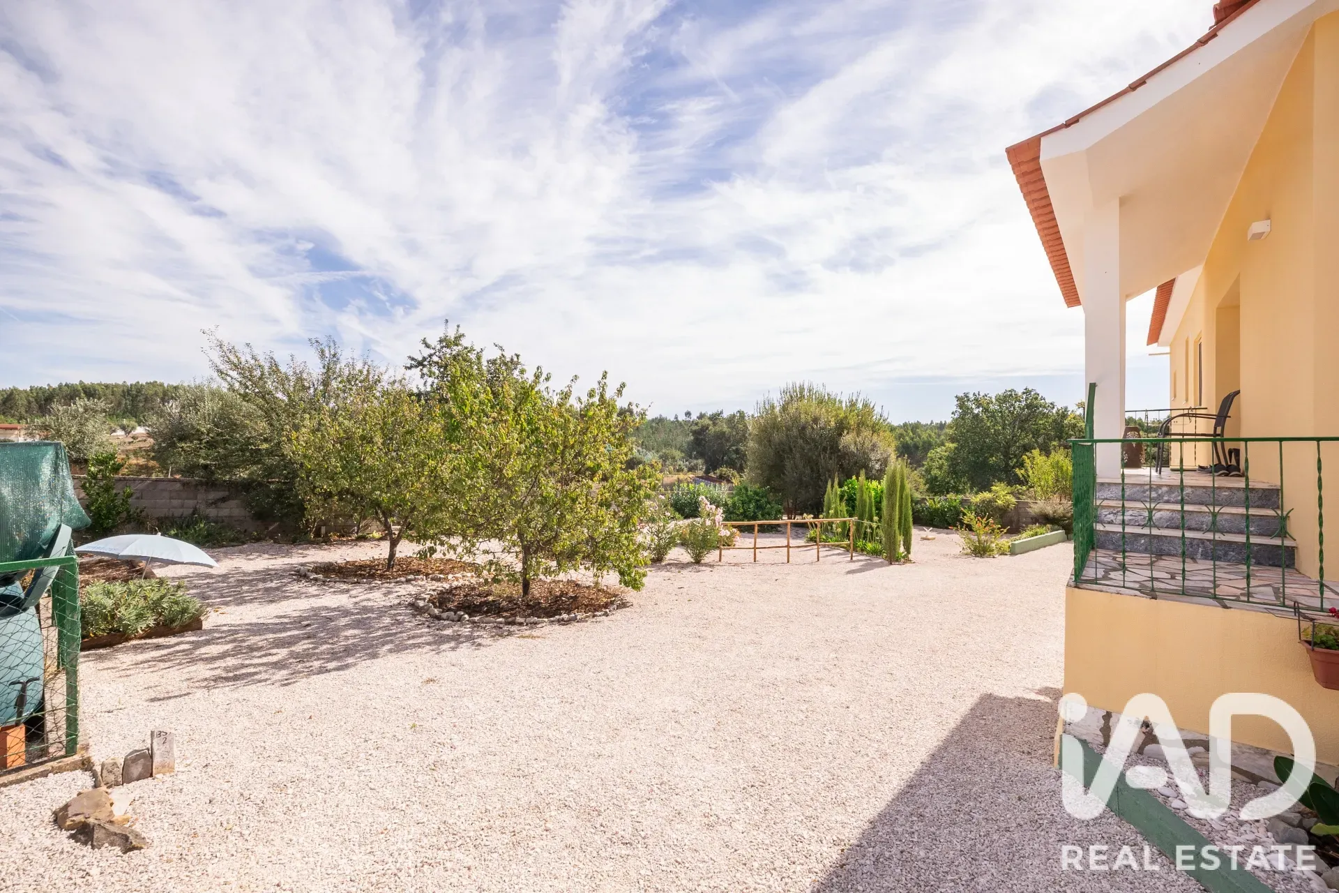 3-Bedroom Renovated House with Garden and Parking in Graça, Portugal - View image 35 of 40