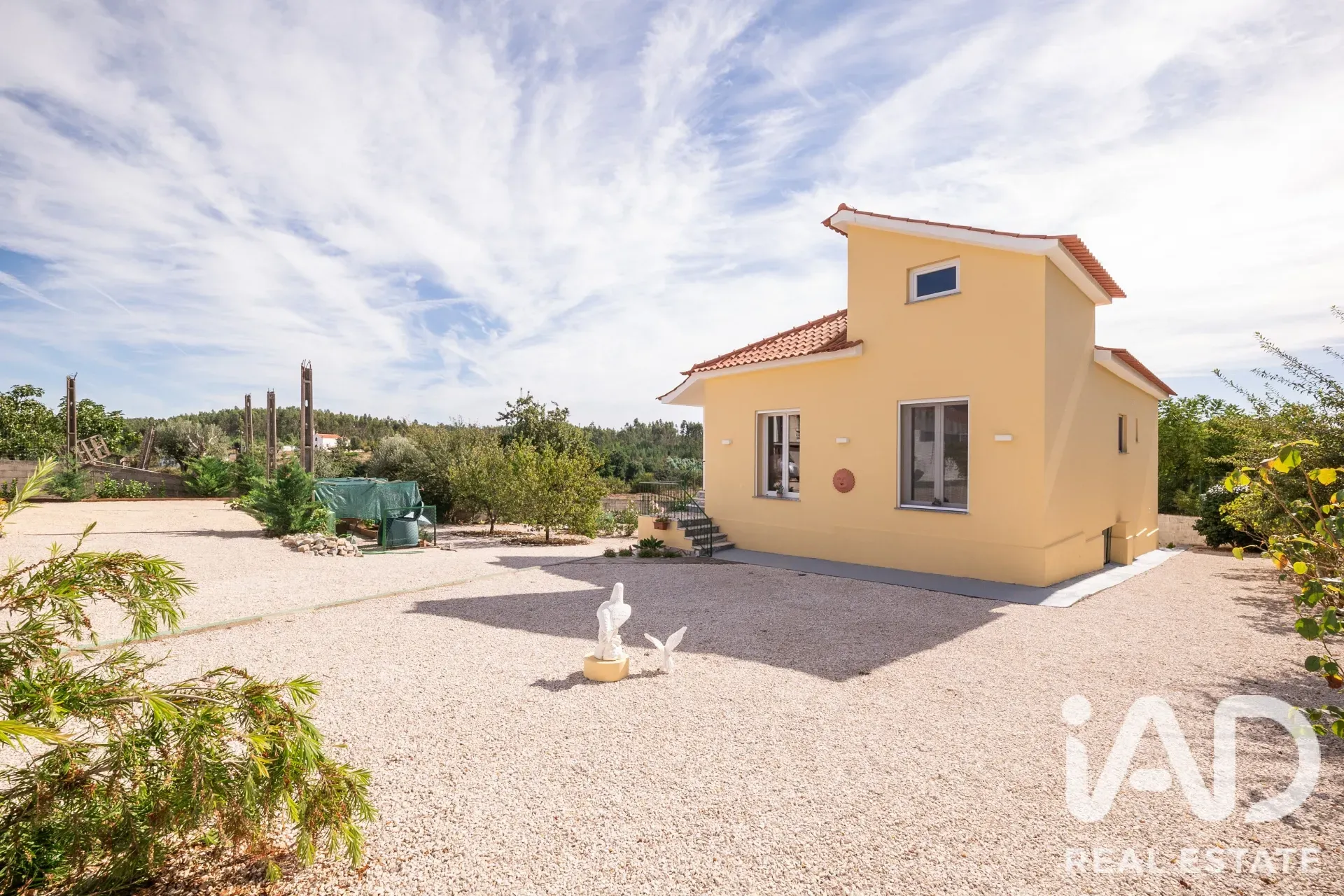 3-Bedroom Renovated House with Garden and Parking in Graça, Portugal - View image 38 of 40