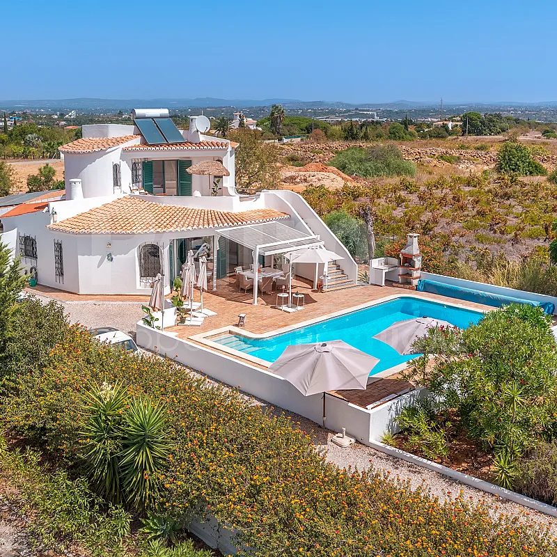 1990s Furnished Villa with Pool and Garden Near Algarve's Coastline