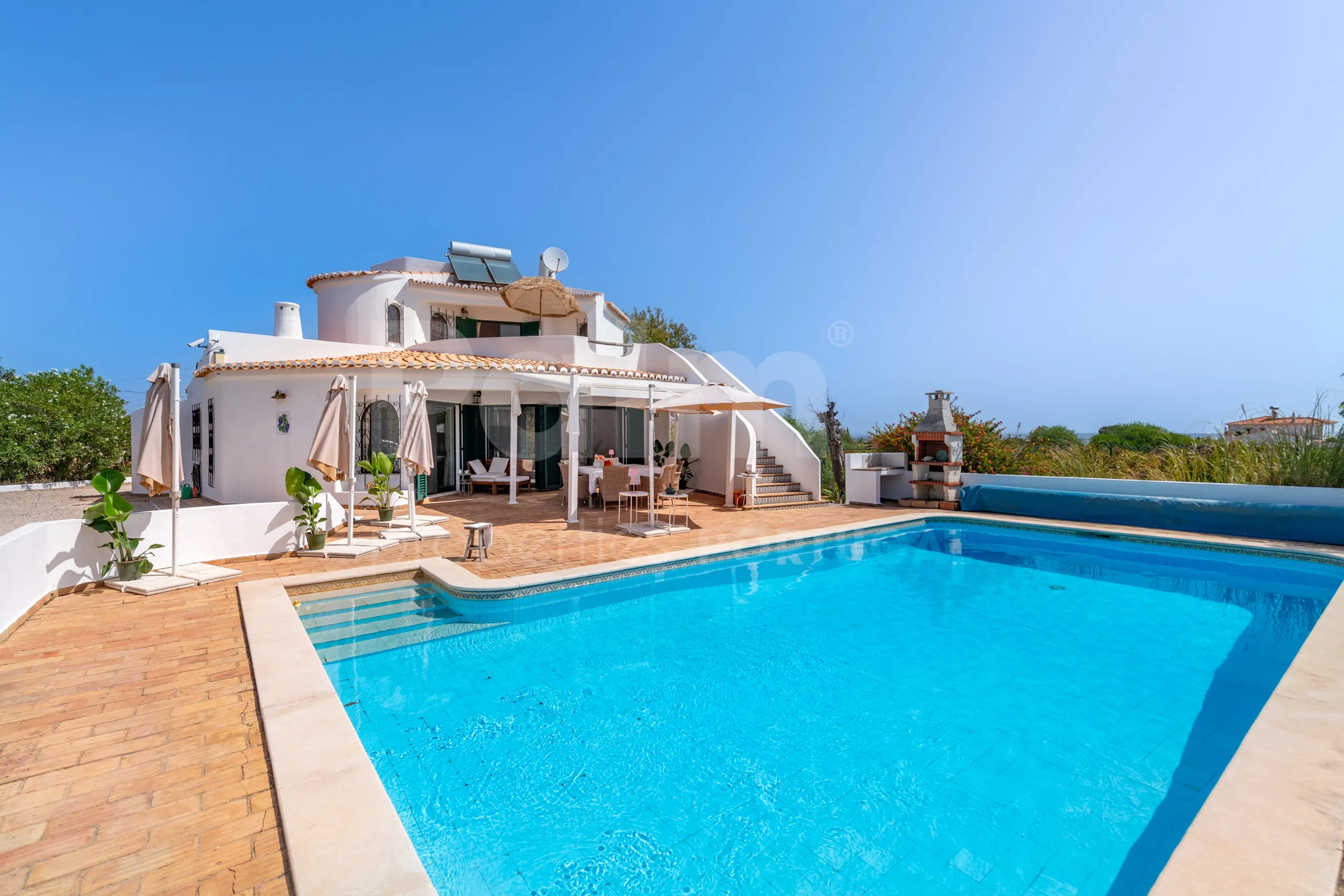 1990s Furnished Villa with Pool and Garden Near Algarve's Coastline - Image 2