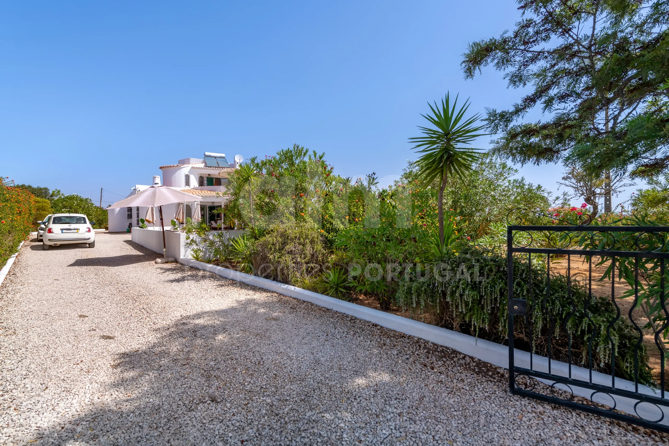 1990s Furnished Villa with Pool and Garden Near Algarve's Coastline - Image 3