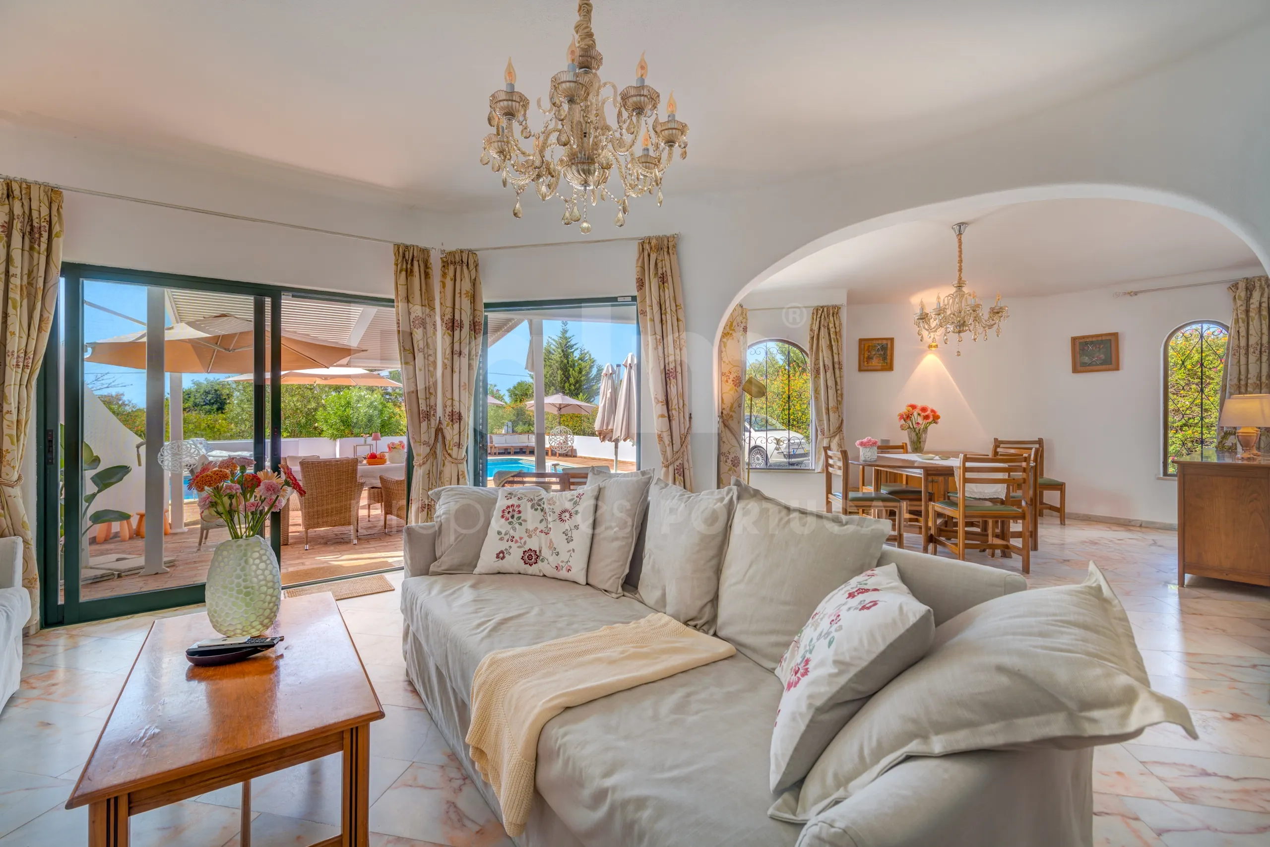 1990s Furnished Villa with Pool and Garden Near Algarve's Coastline - Image 4