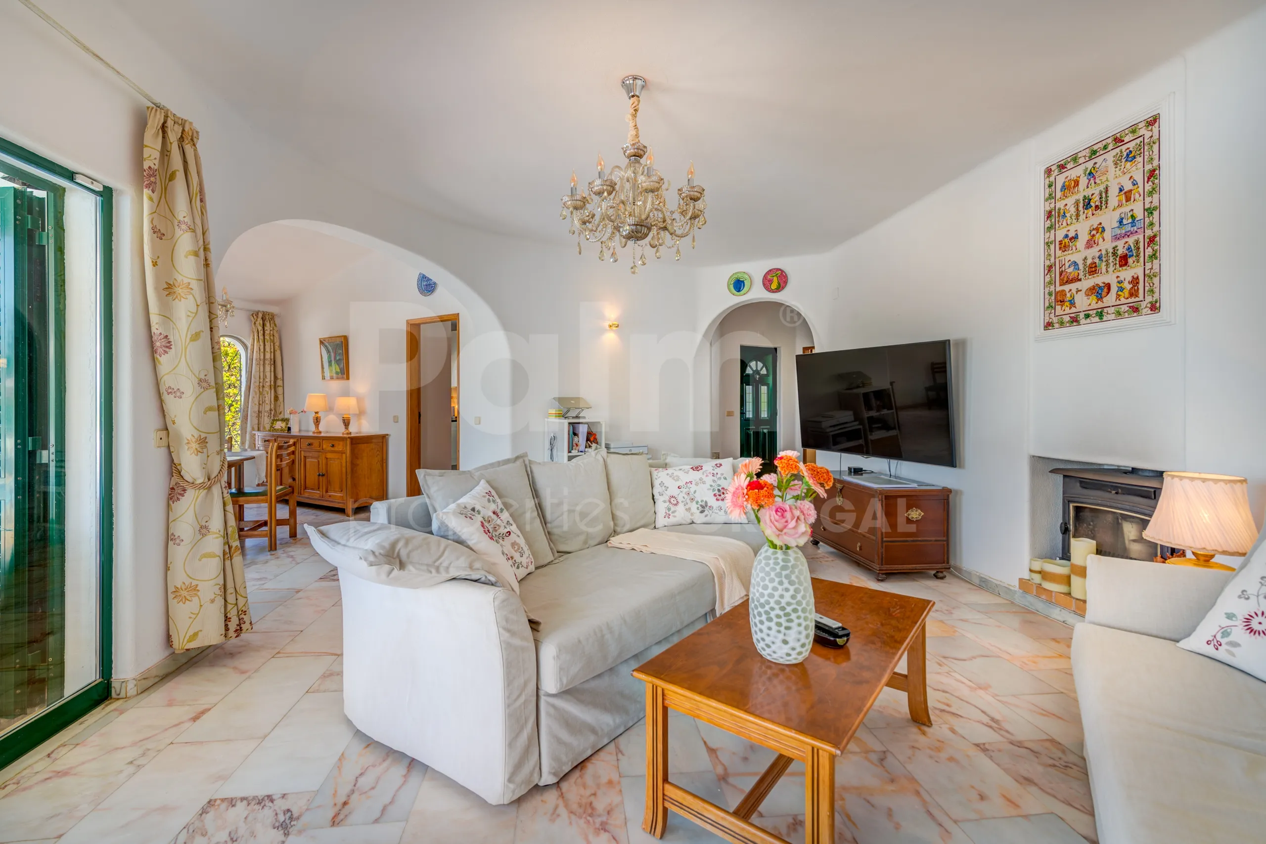 1990s Furnished Villa with Pool and Garden Near Algarve's Coastline - Image 5