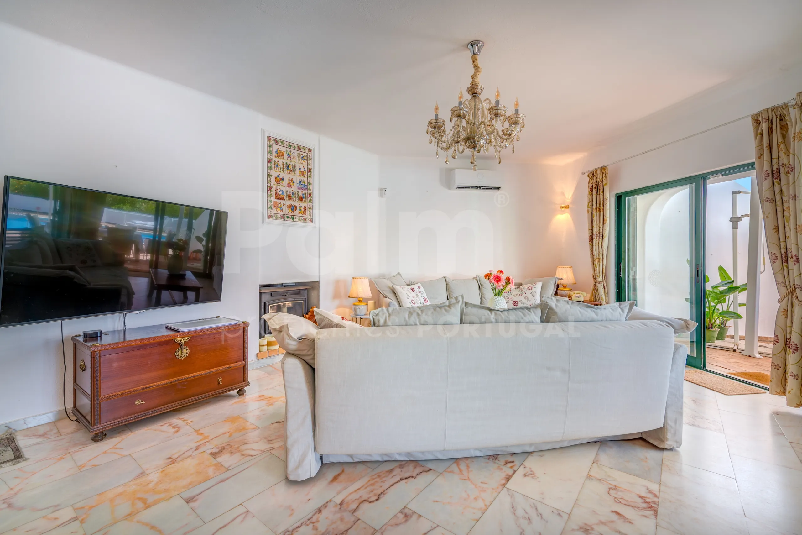 1990s Furnished Villa with Pool and Garden Near Algarve's Coastline - View image 6 of 63