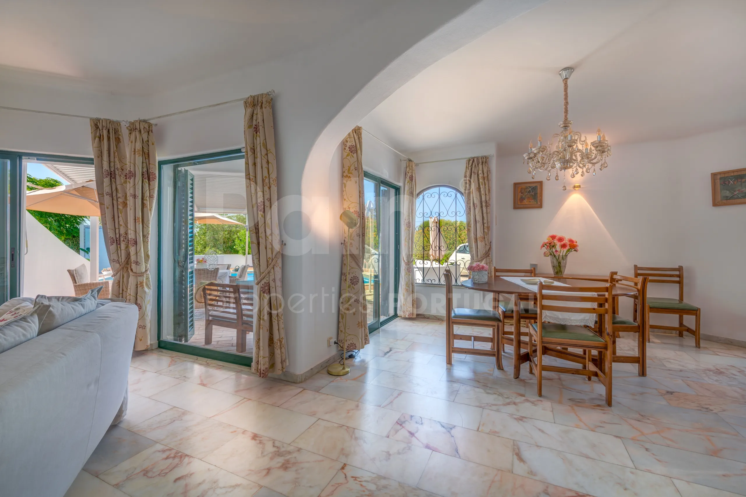 1990s Furnished Villa with Pool and Garden Near Algarve's Coastline - View image 7 of 63