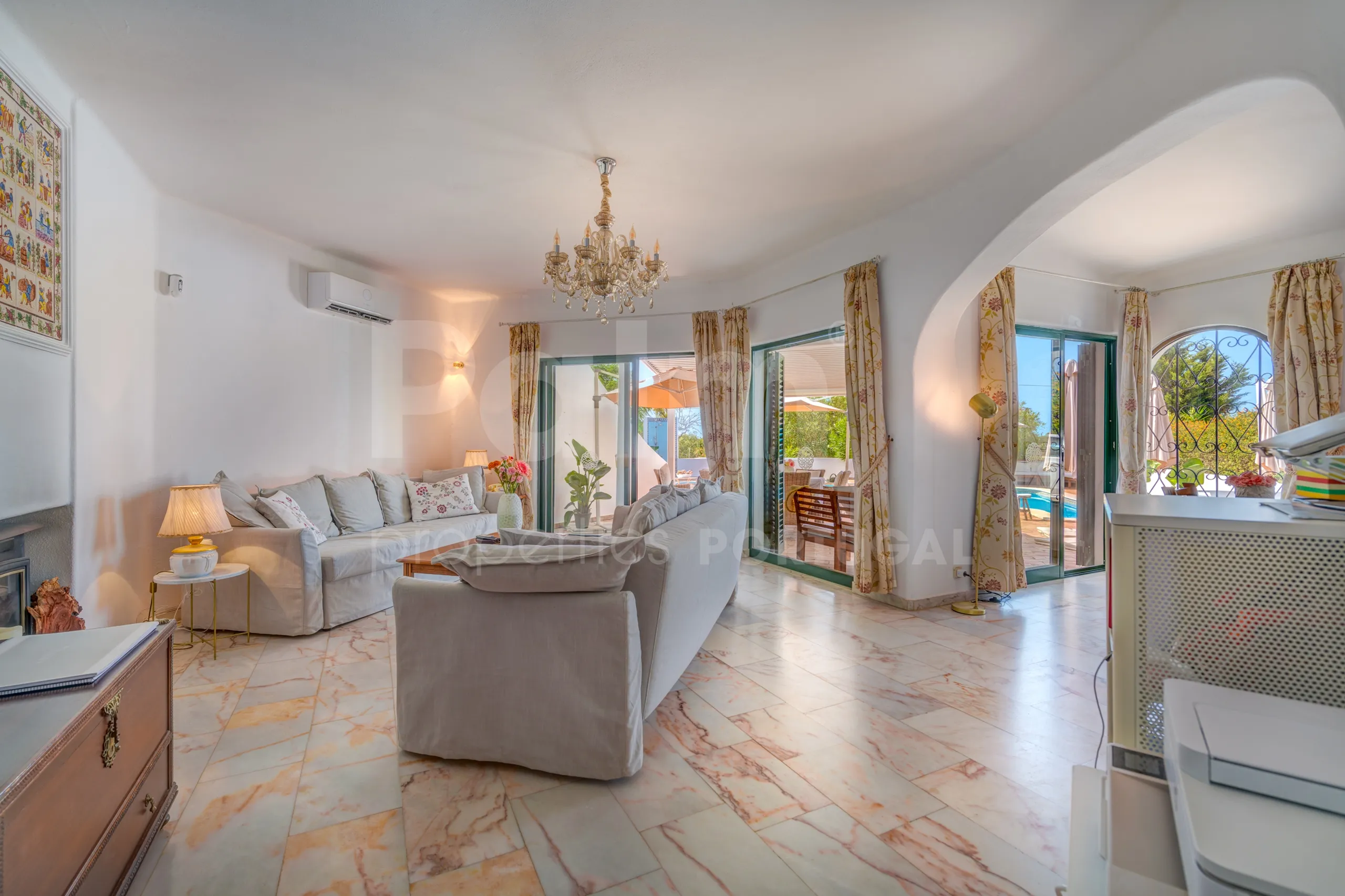 1990s Furnished Villa with Pool and Garden Near Algarve's Coastline - View image 8 of 63