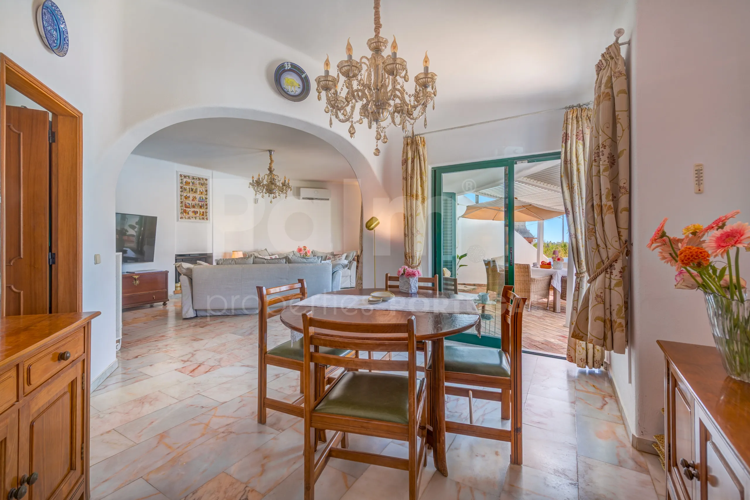1990s Furnished Villa with Pool and Garden Near Algarve's Coastline - View image 9 of 63