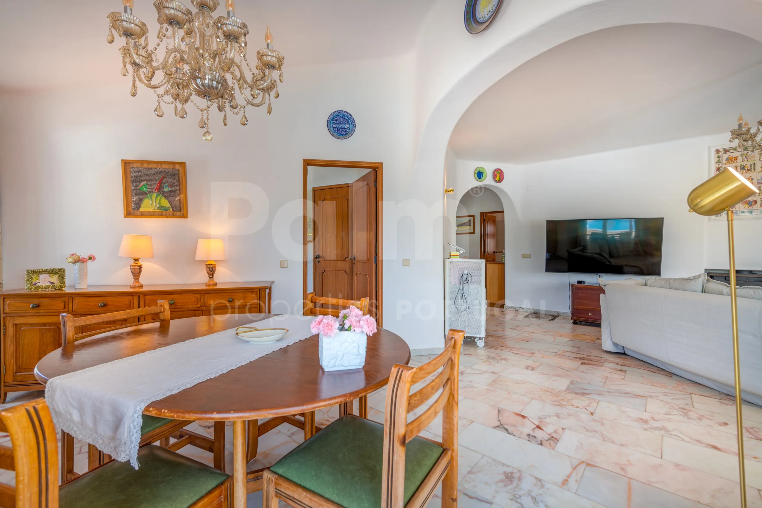 1990s Furnished Villa with Pool and Garden Near Algarve's Coastline - View image 10 of 63