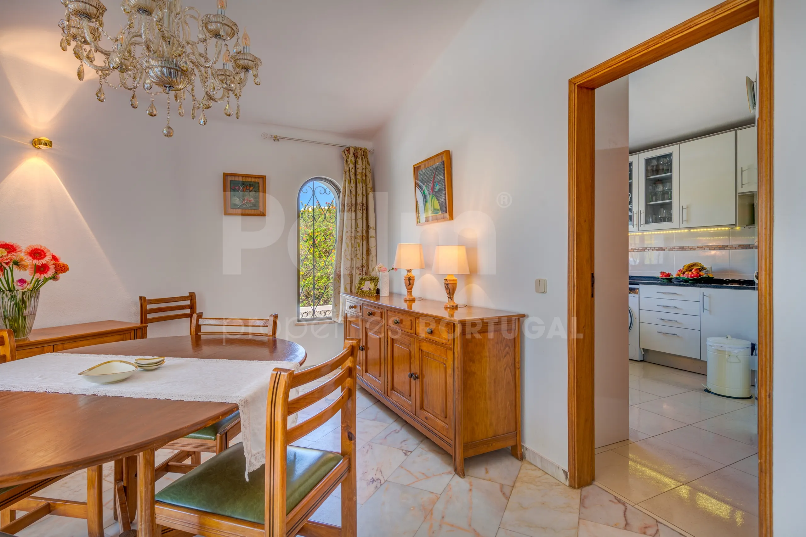 1990s Furnished Villa with Pool and Garden Near Algarve's Coastline - View image 11 of 63