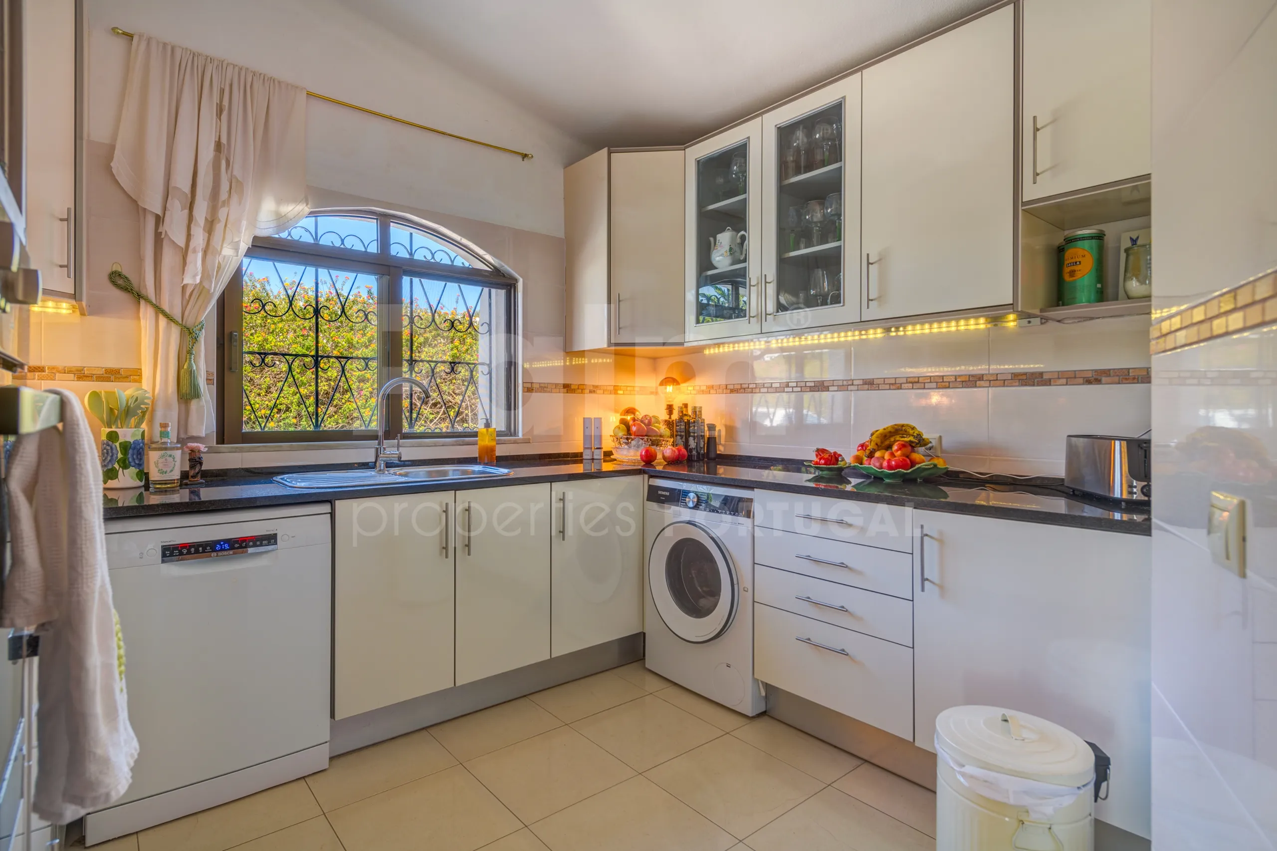 1990s Furnished Villa with Pool and Garden Near Algarve's Coastline - View image 12 of 63