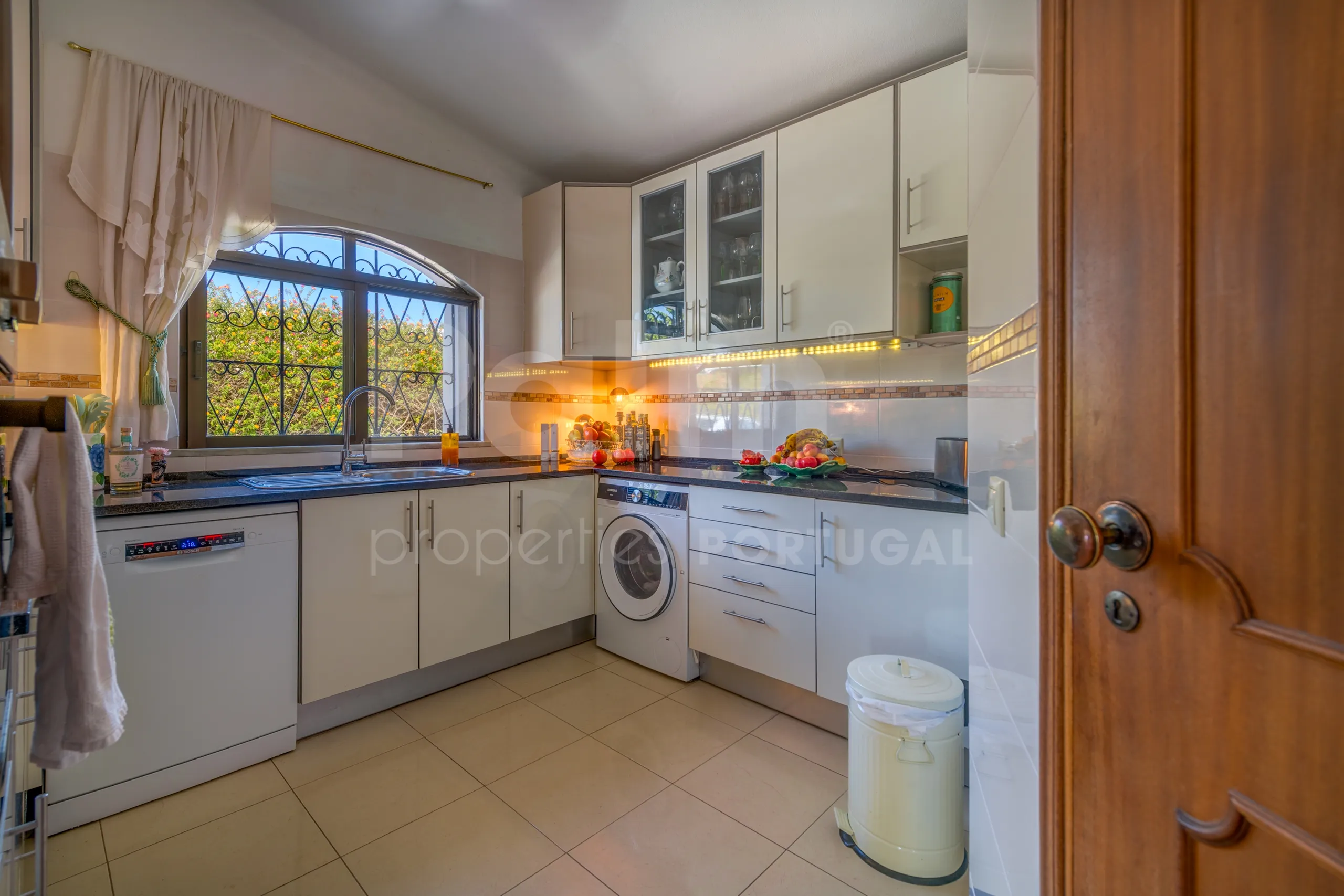 1990s Furnished Villa with Pool and Garden Near Algarve's Coastline - View image 14 of 63