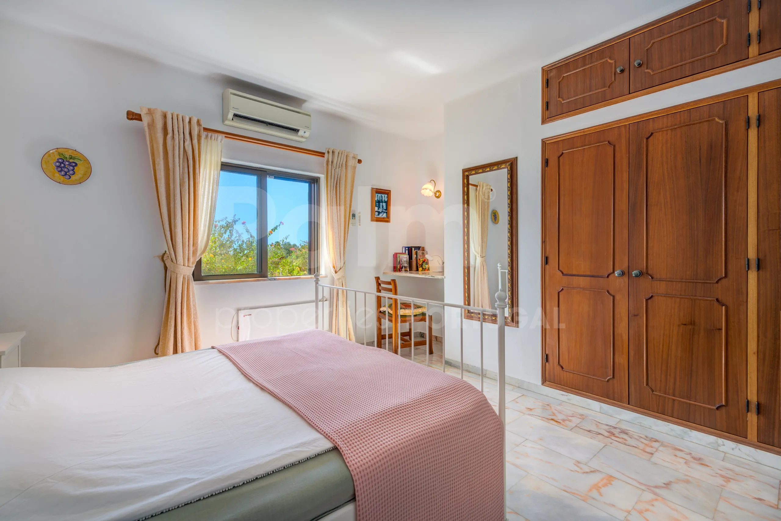 1990s Furnished Villa with Pool and Garden Near Algarve's Coastline - View image 16 of 63