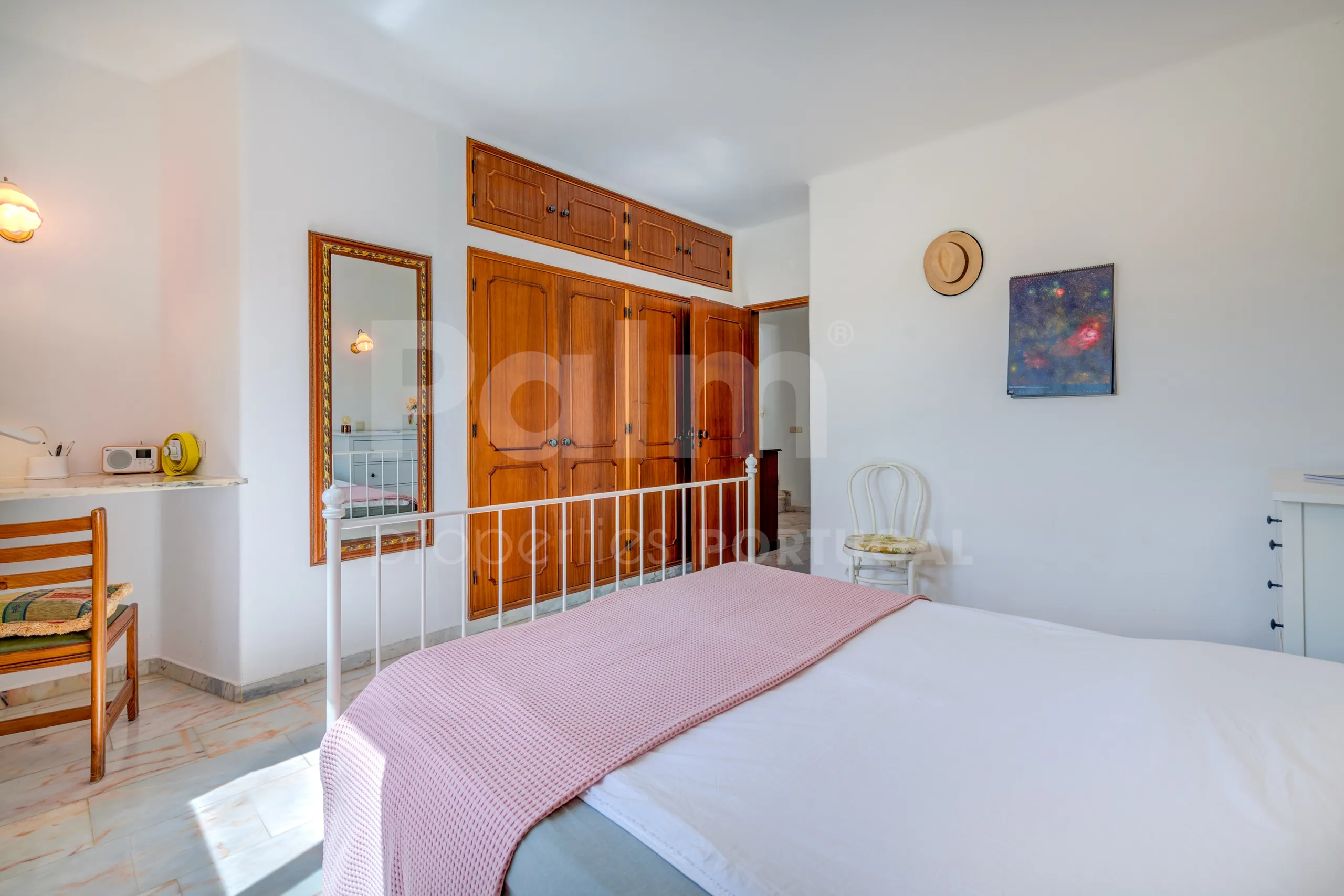 1990s Furnished Villa with Pool and Garden Near Algarve's Coastline - View image 17 of 63