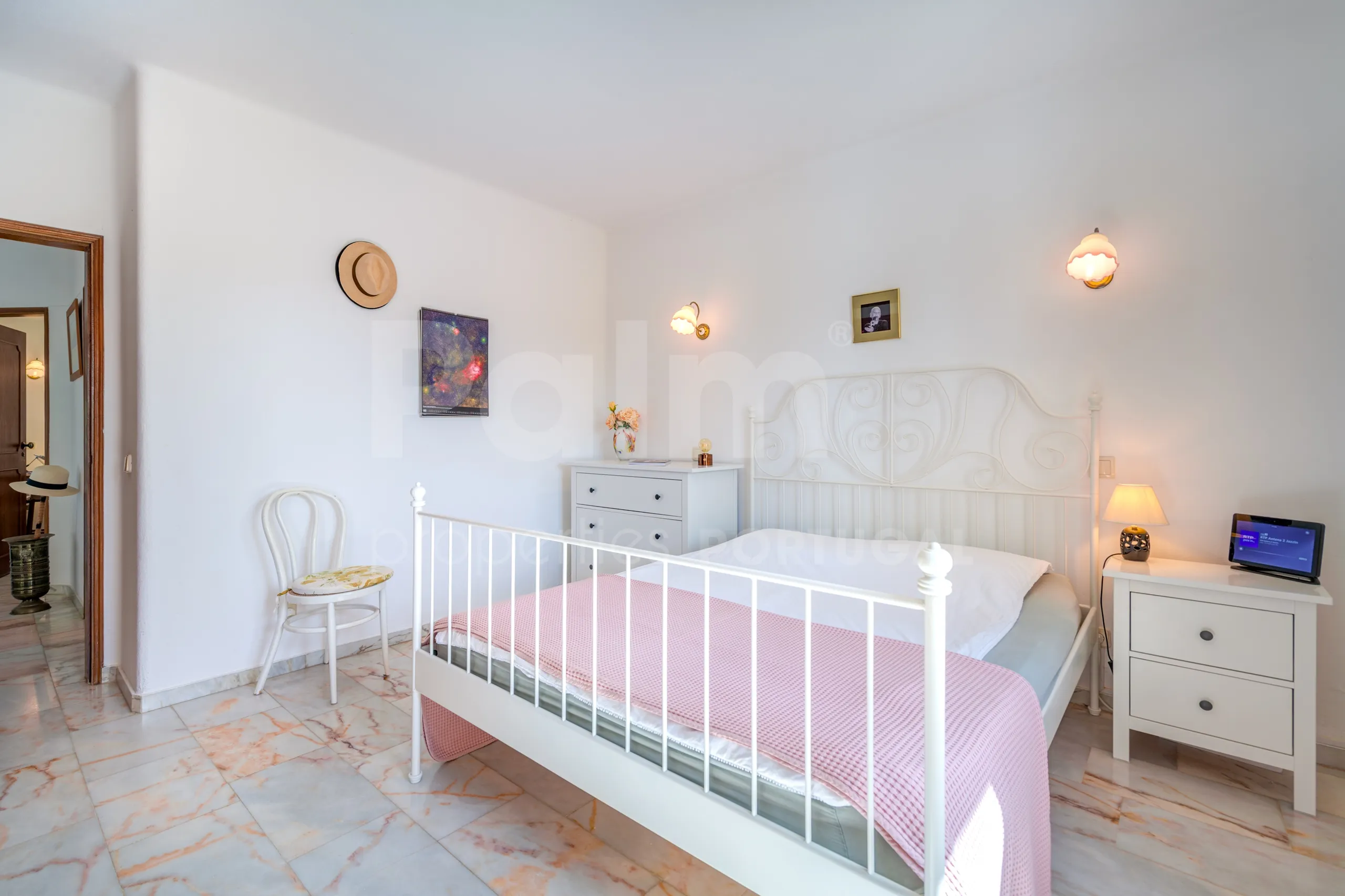 1990s Furnished Villa with Pool and Garden Near Algarve's Coastline - View image 18 of 63