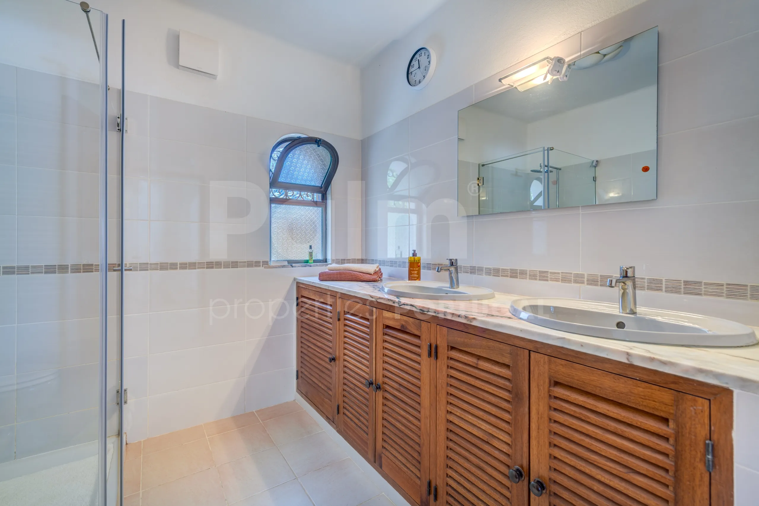 1990s Furnished Villa with Pool and Garden Near Algarve's Coastline - View image 19 of 63