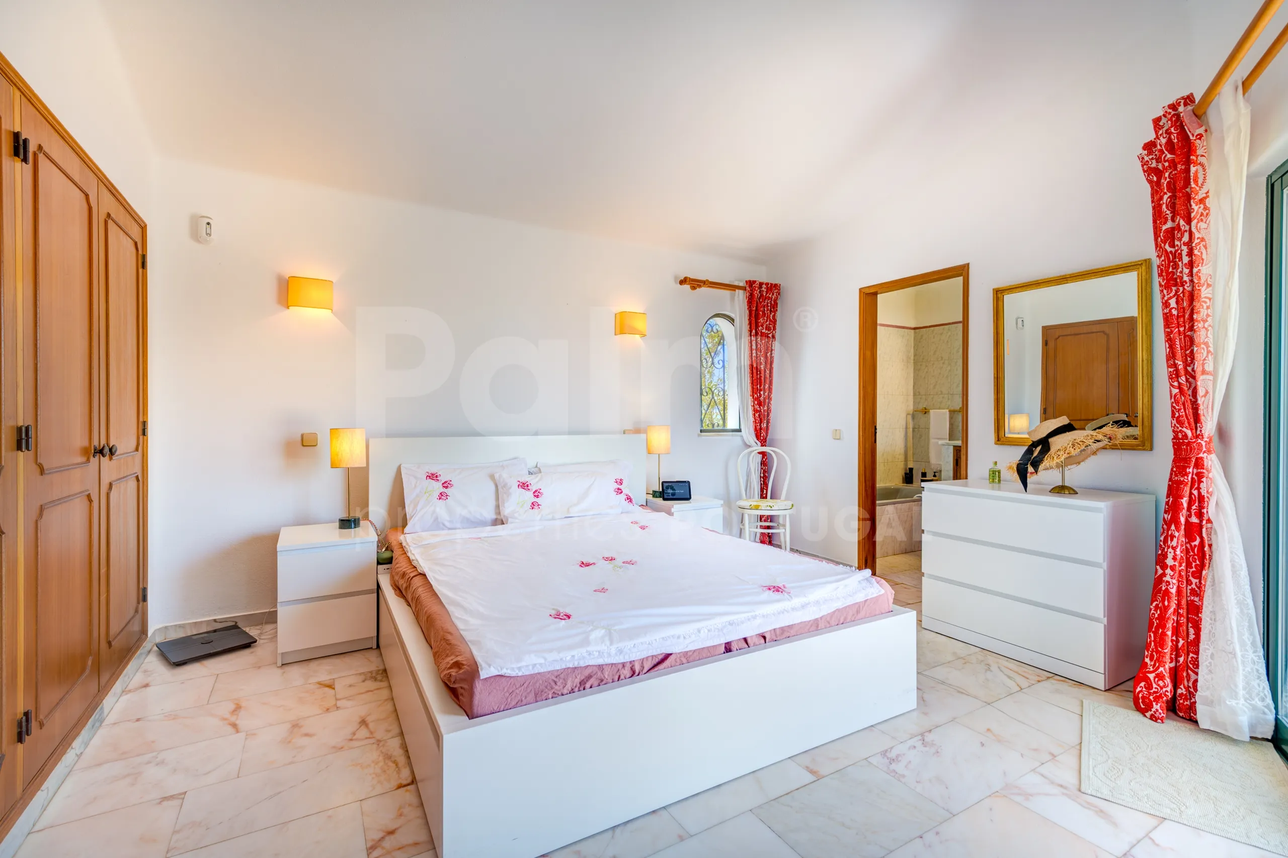 1990s Furnished Villa with Pool and Garden Near Algarve's Coastline - View image 24 of 63