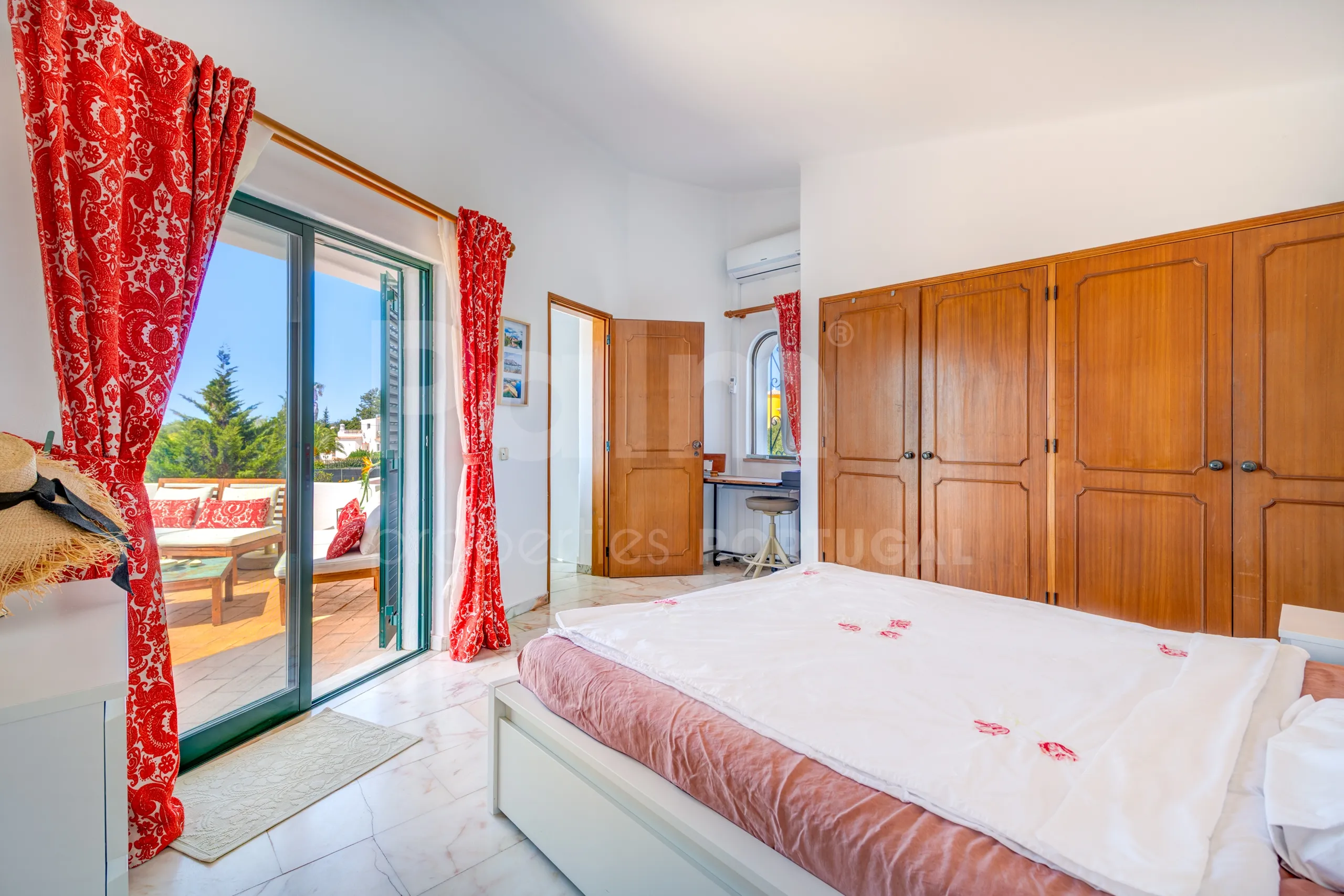 1990s Furnished Villa with Pool and Garden Near Algarve's Coastline - View image 25 of 63