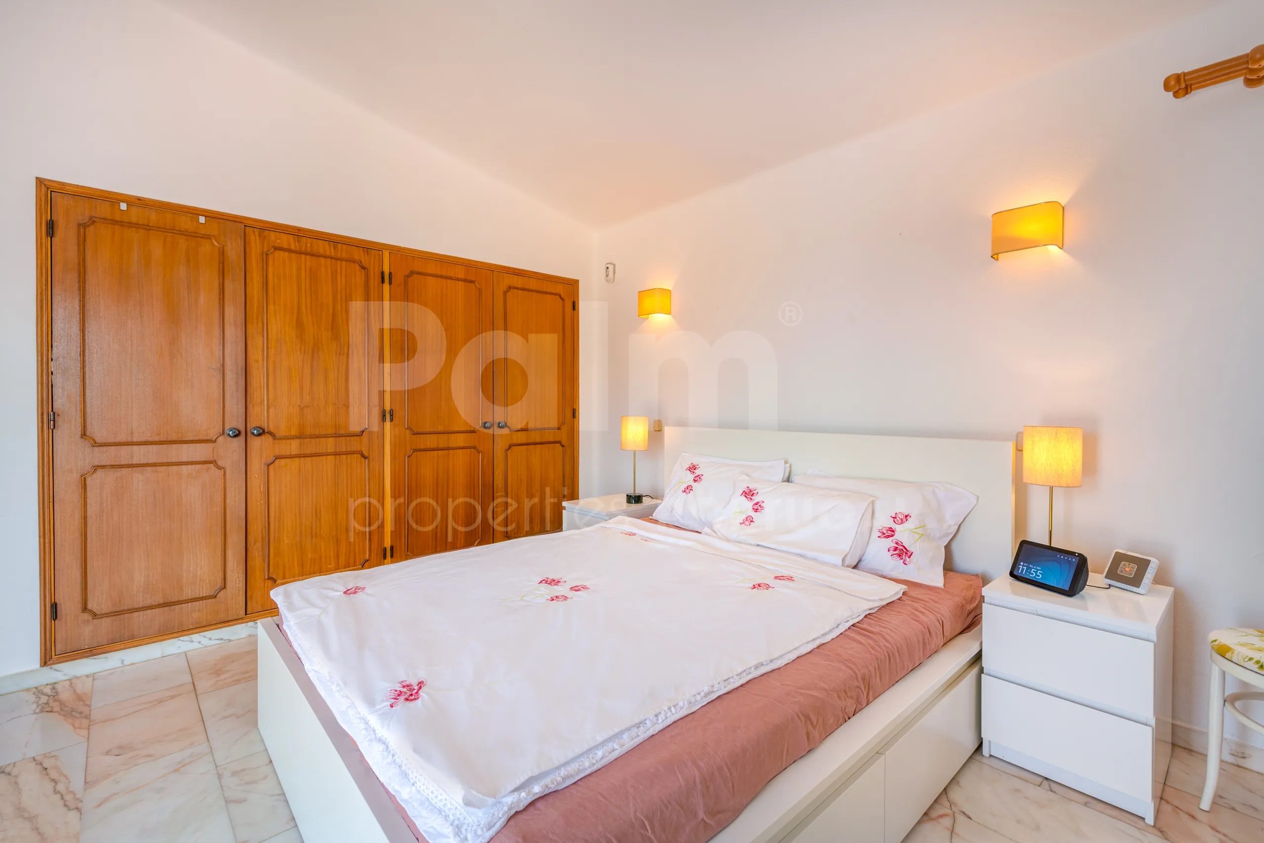 1990s Furnished Villa with Pool and Garden Near Algarve's Coastline - View image 26 of 63