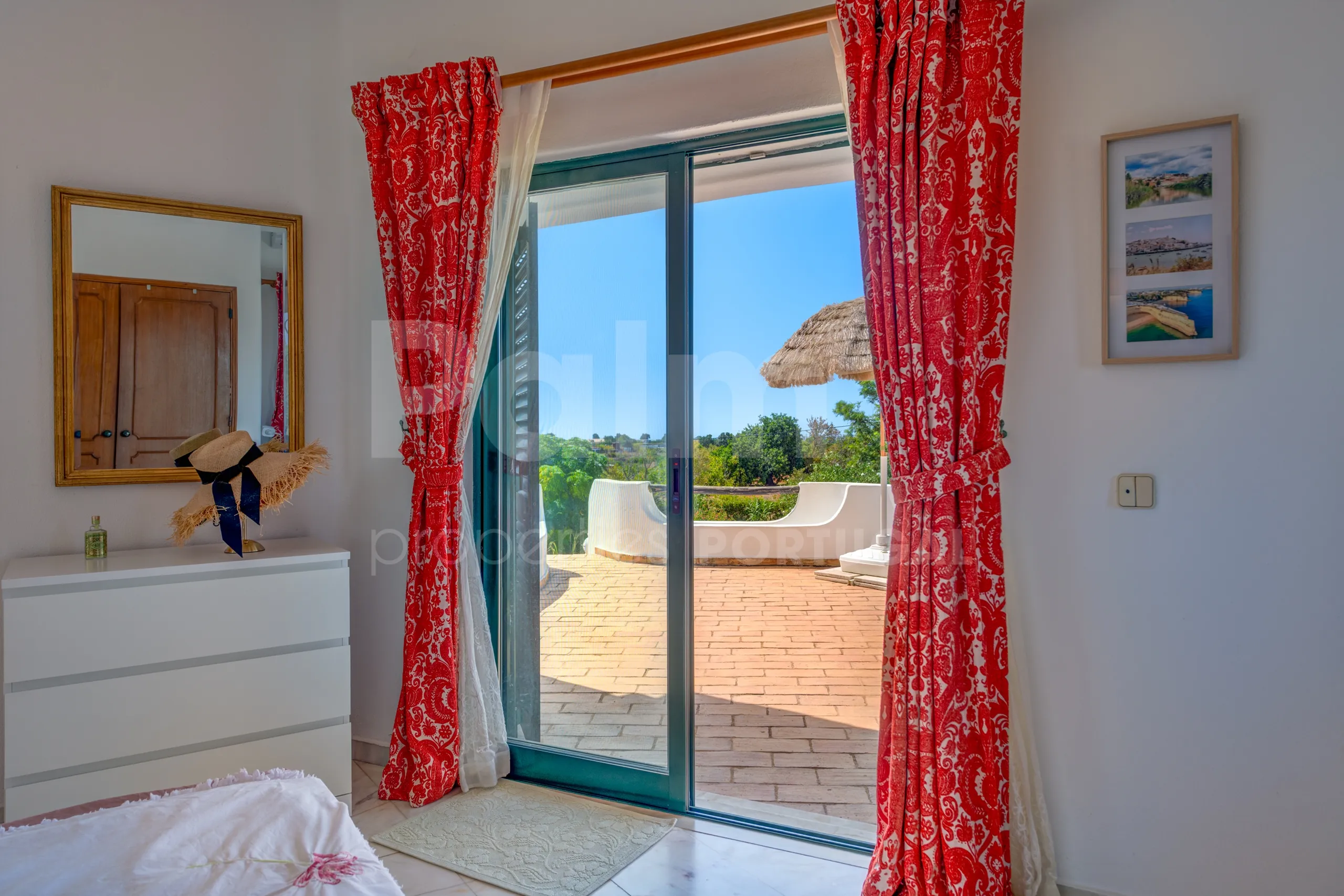 1990s Furnished Villa with Pool and Garden Near Algarve's Coastline - View image 27 of 63