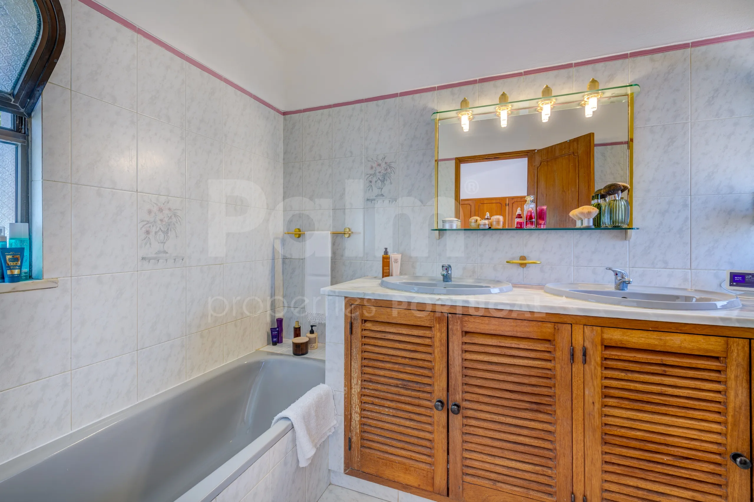 1990s Furnished Villa with Pool and Garden Near Algarve's Coastline - View image 28 of 63