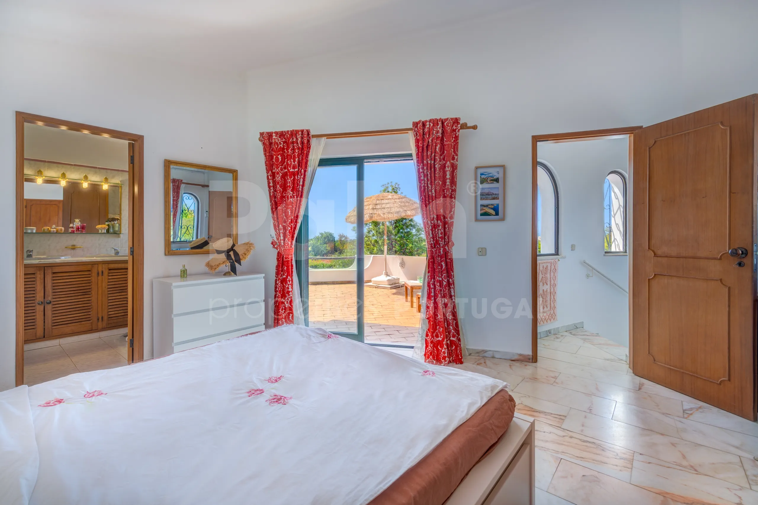 1990s Furnished Villa with Pool and Garden Near Algarve's Coastline - View image 30 of 63