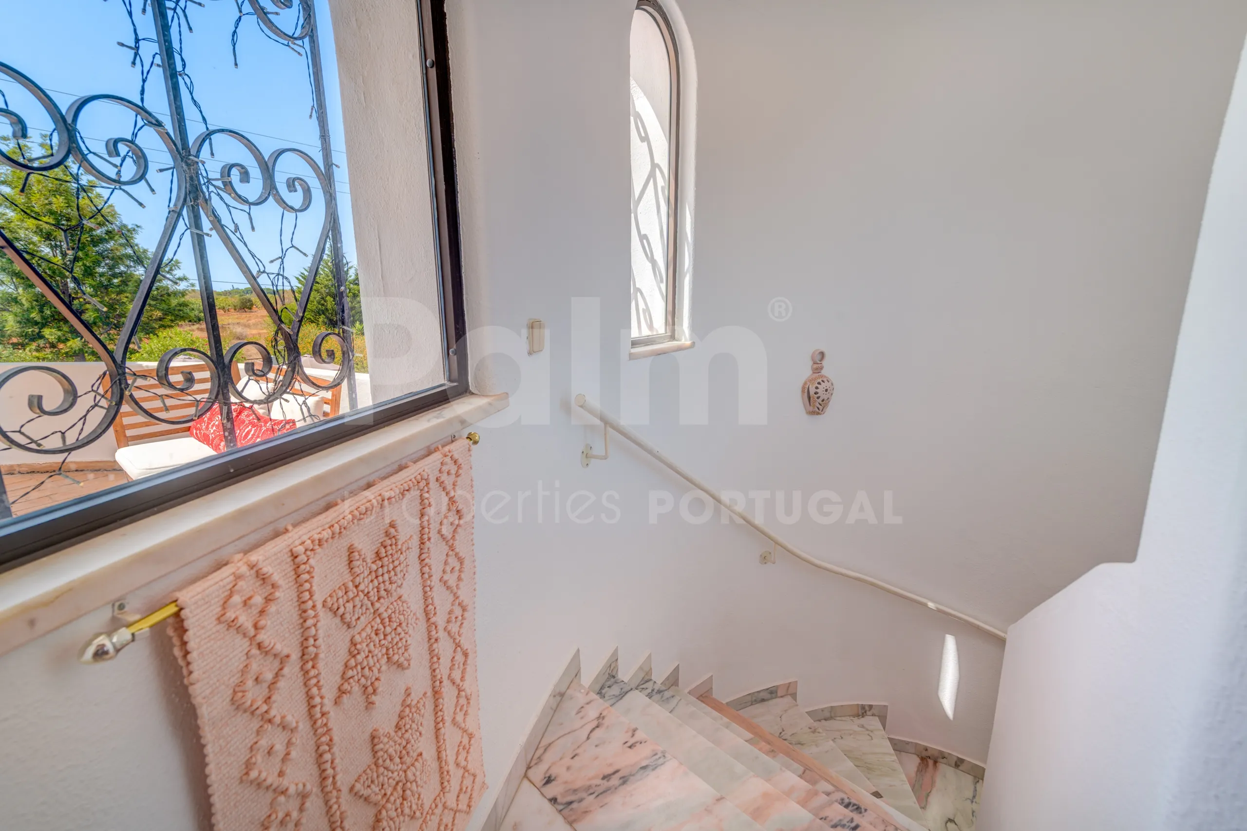 1990s Furnished Villa with Pool and Garden Near Algarve's Coastline - View image 31 of 63