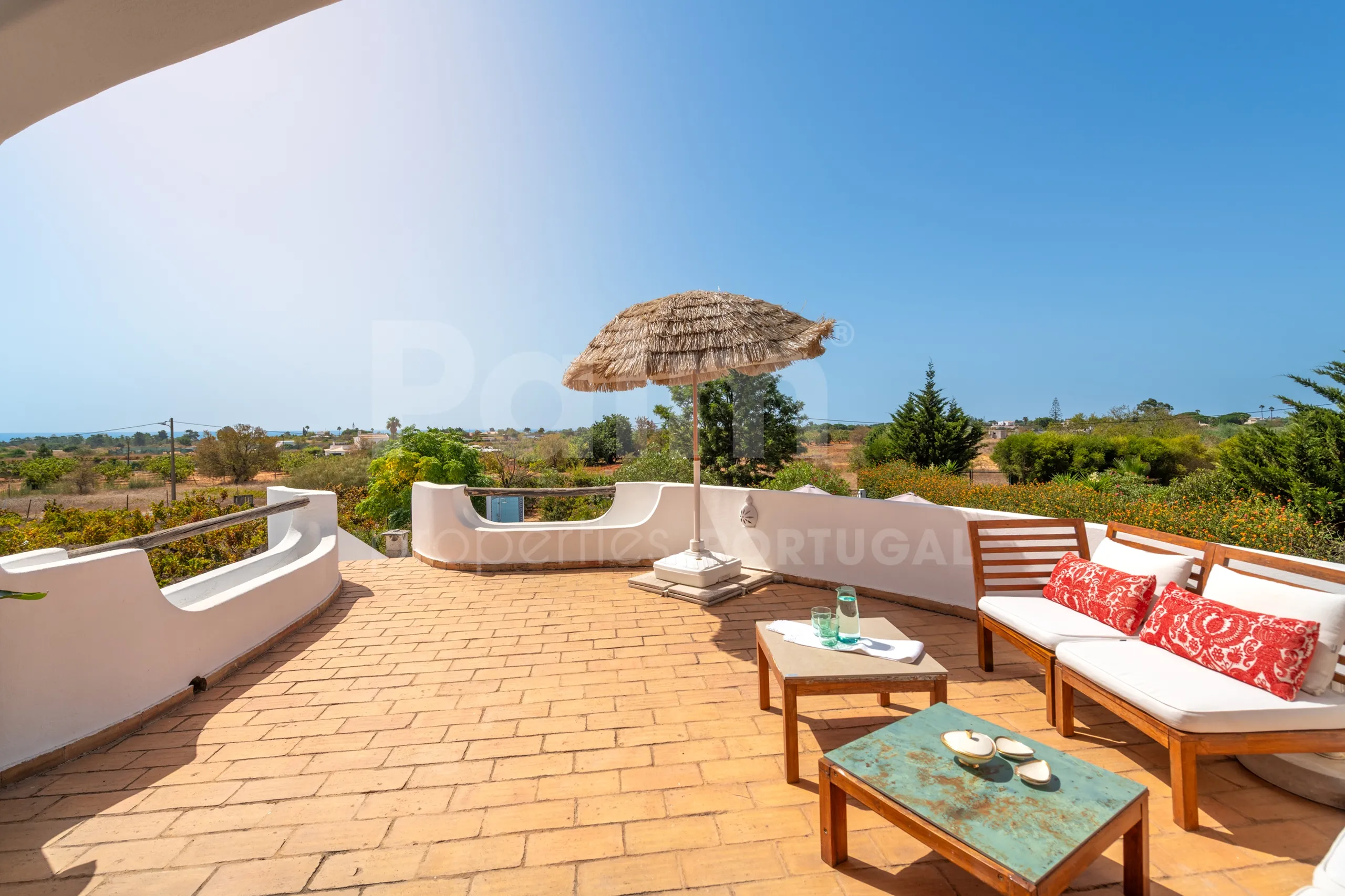 1990s Furnished Villa with Pool and Garden Near Algarve's Coastline - View image 32 of 63