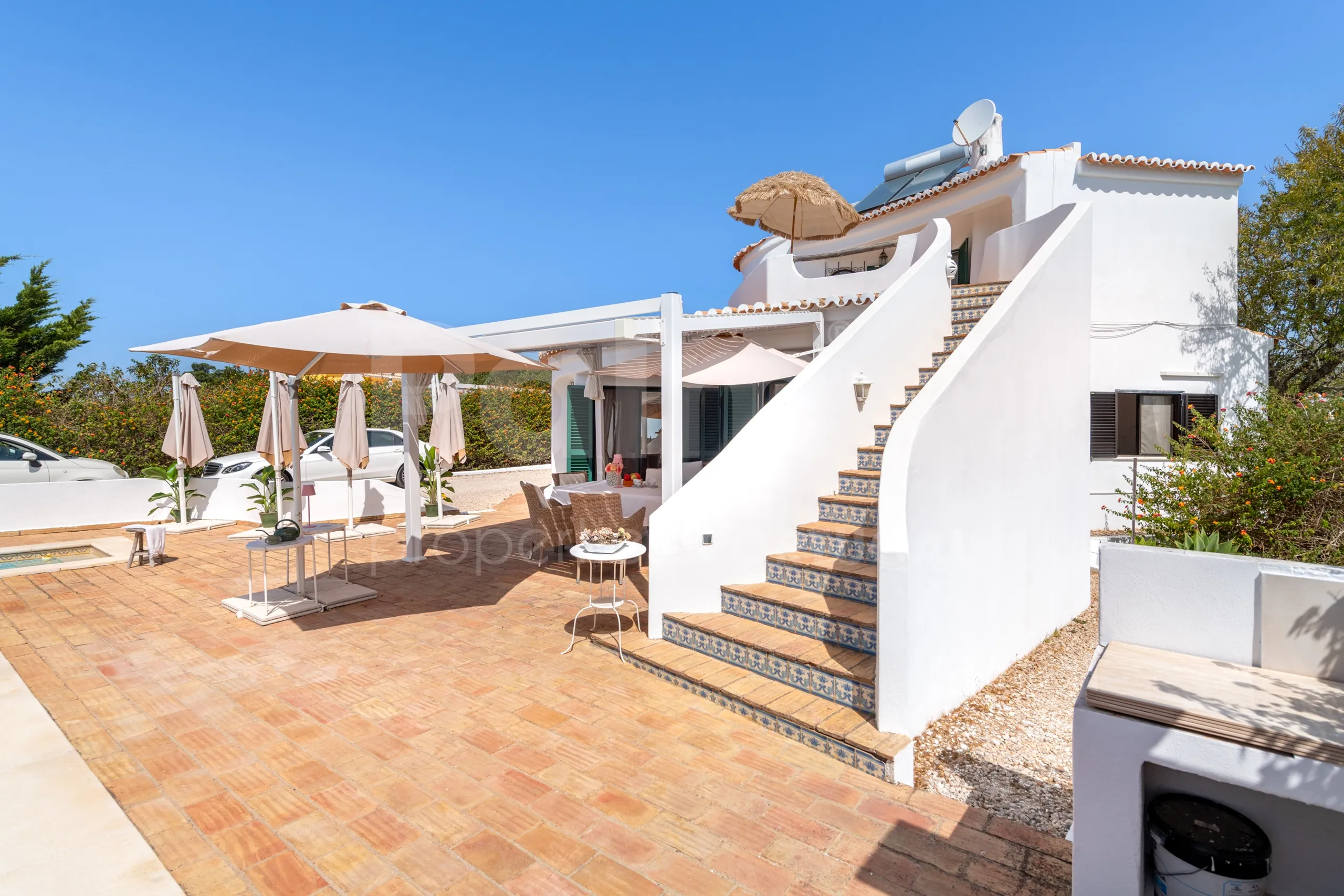 1990s Furnished Villa with Pool and Garden Near Algarve's Coastline - View image 36 of 63