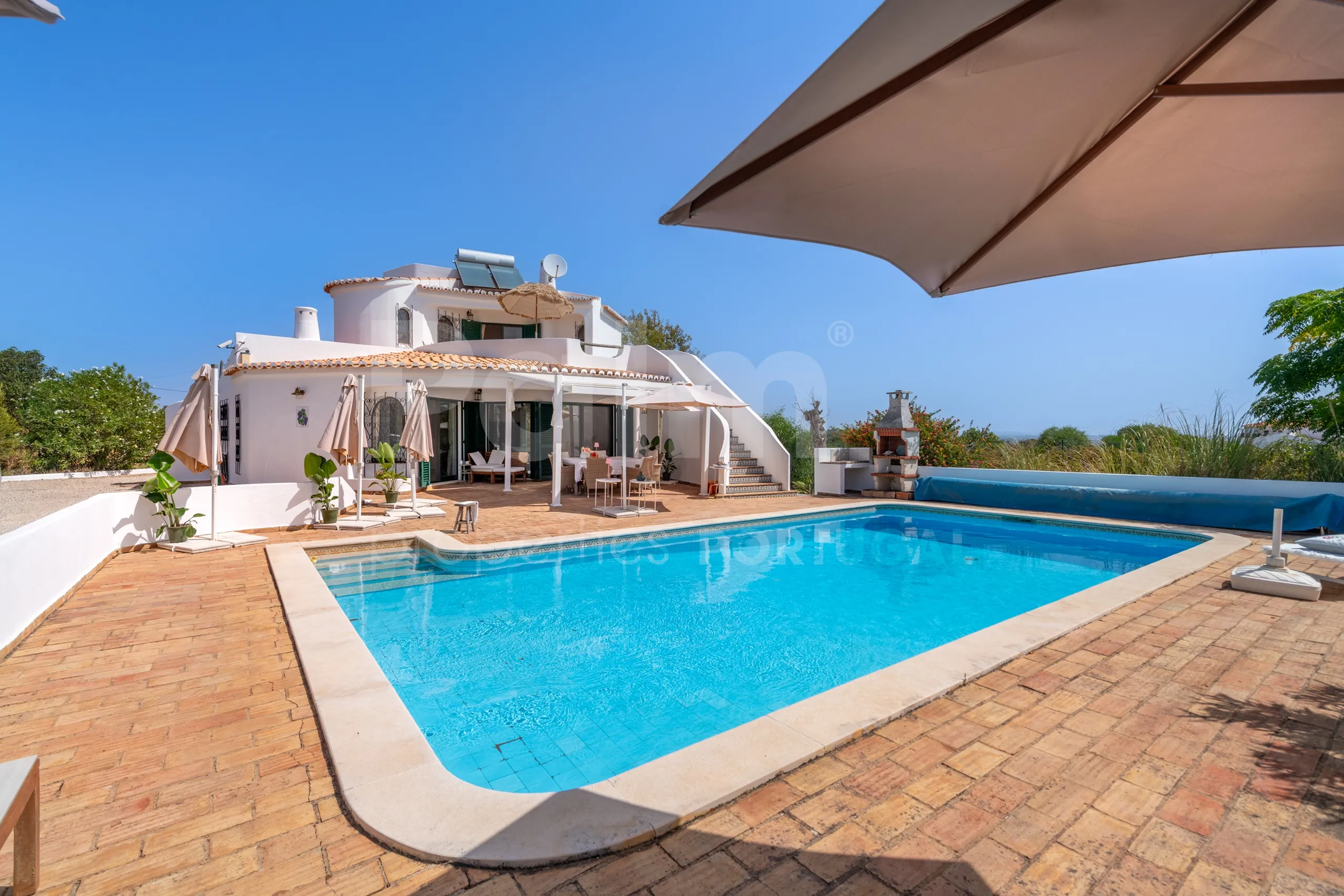 1990s Furnished Villa with Pool and Garden Near Algarve's Coastline - View image 38 of 63