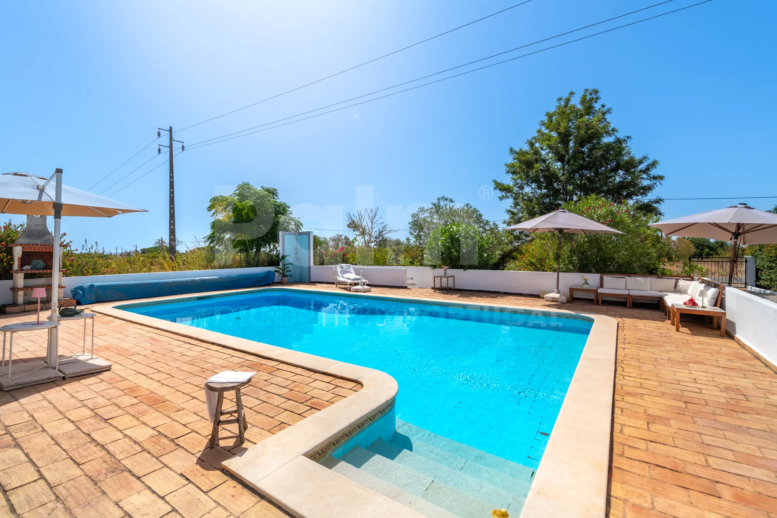 1990s Furnished Villa with Pool and Garden Near Algarve's Coastline - View image 39 of 63
