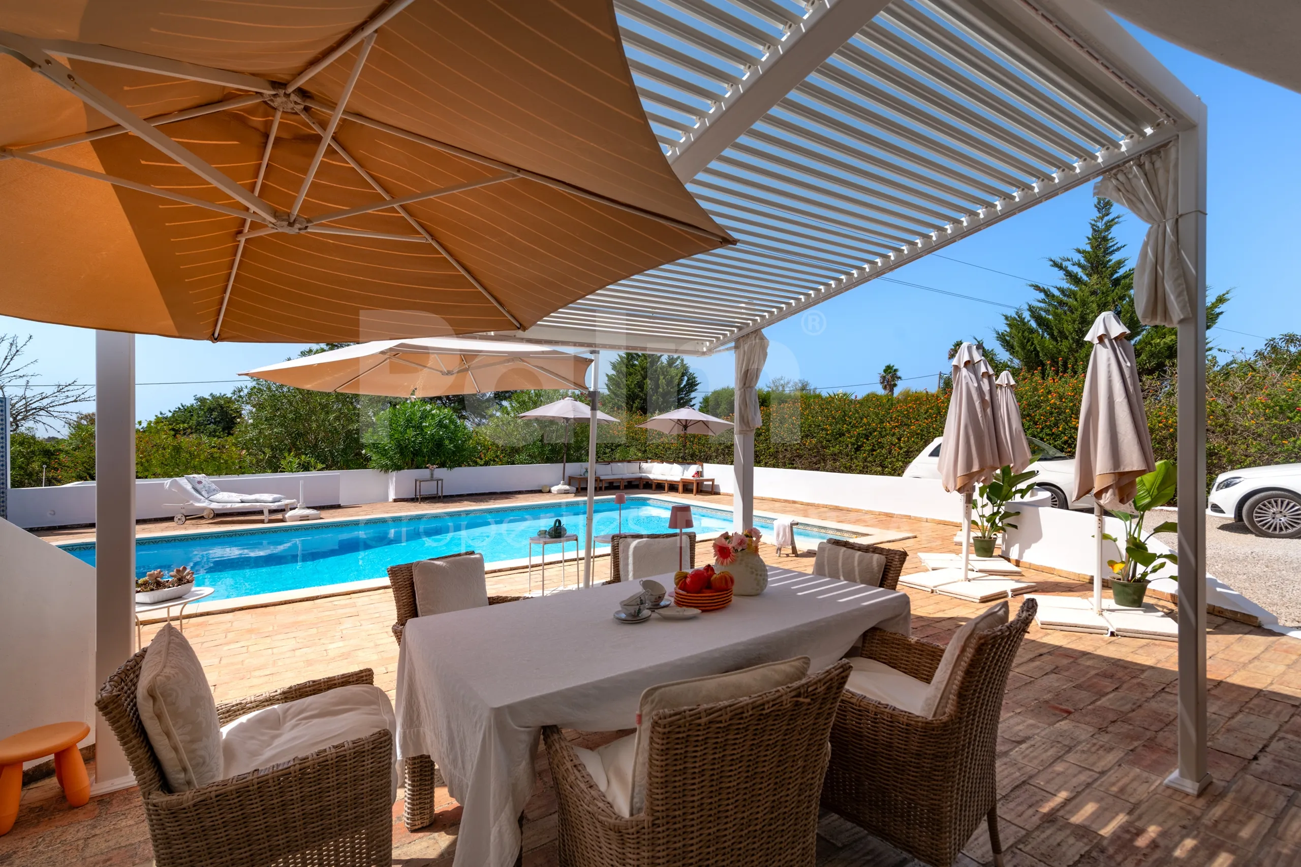 1990s Furnished Villa with Pool and Garden Near Algarve's Coastline - View image 41 of 63