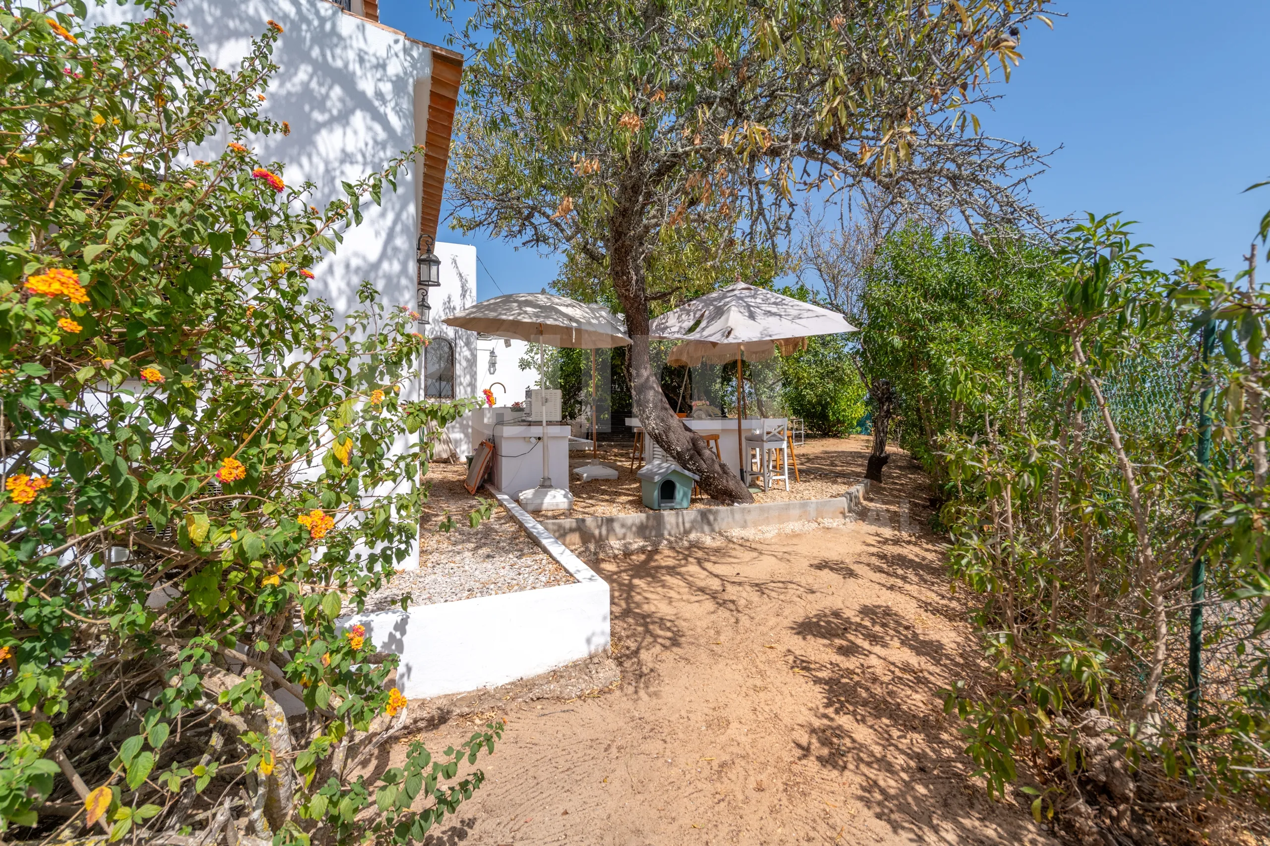 1990s Furnished Villa with Pool and Garden Near Algarve's Coastline - View image 43 of 63