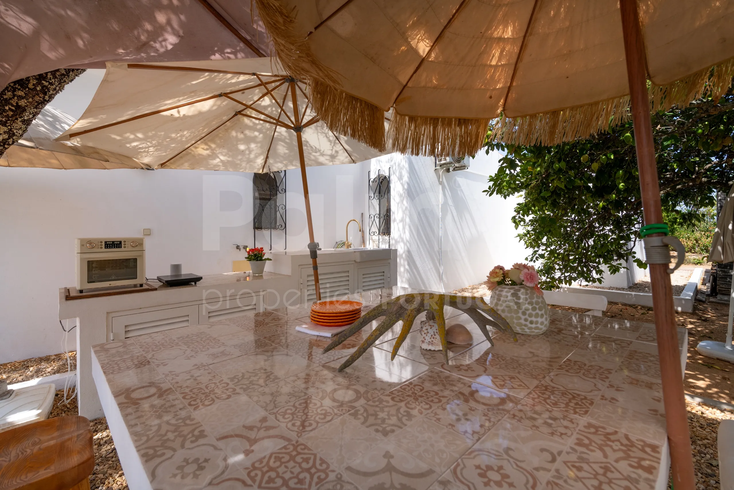 1990s Furnished Villa with Pool and Garden Near Algarve's Coastline - View image 45 of 63