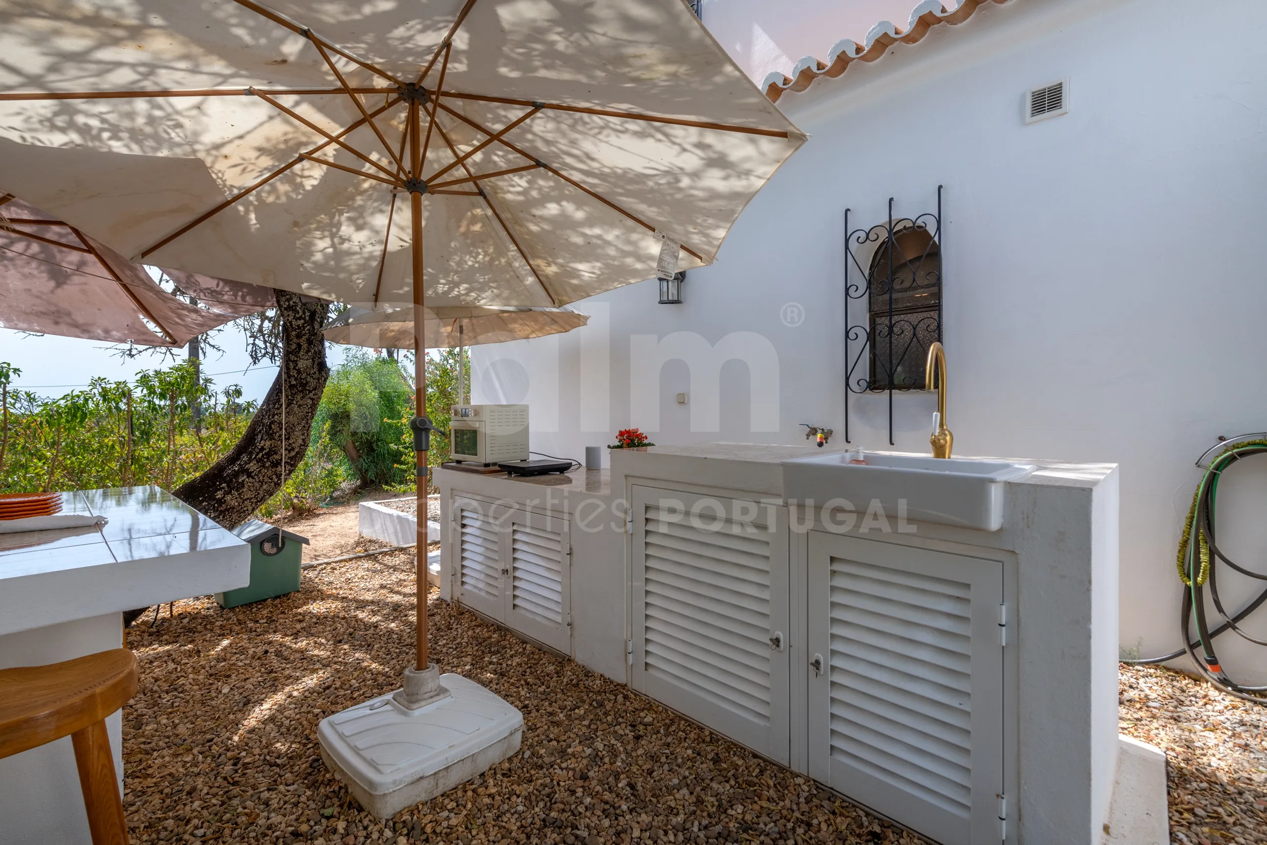 1990s Furnished Villa with Pool and Garden Near Algarve's Coastline - View image 46 of 63