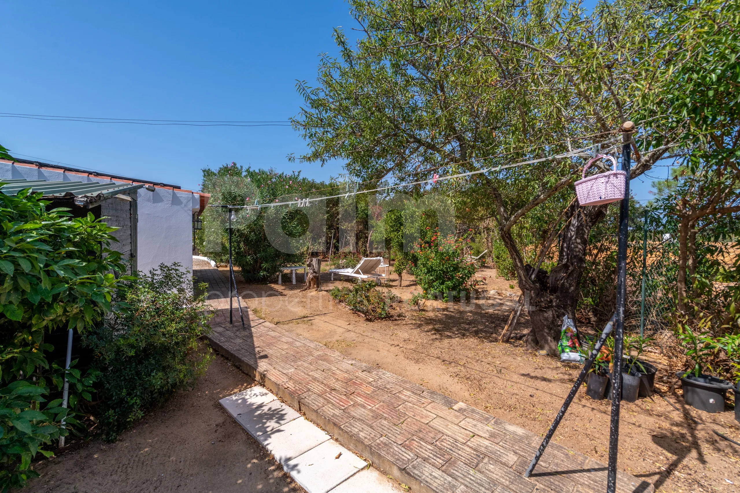 1990s Furnished Villa with Pool and Garden Near Algarve's Coastline - View image 50 of 63
