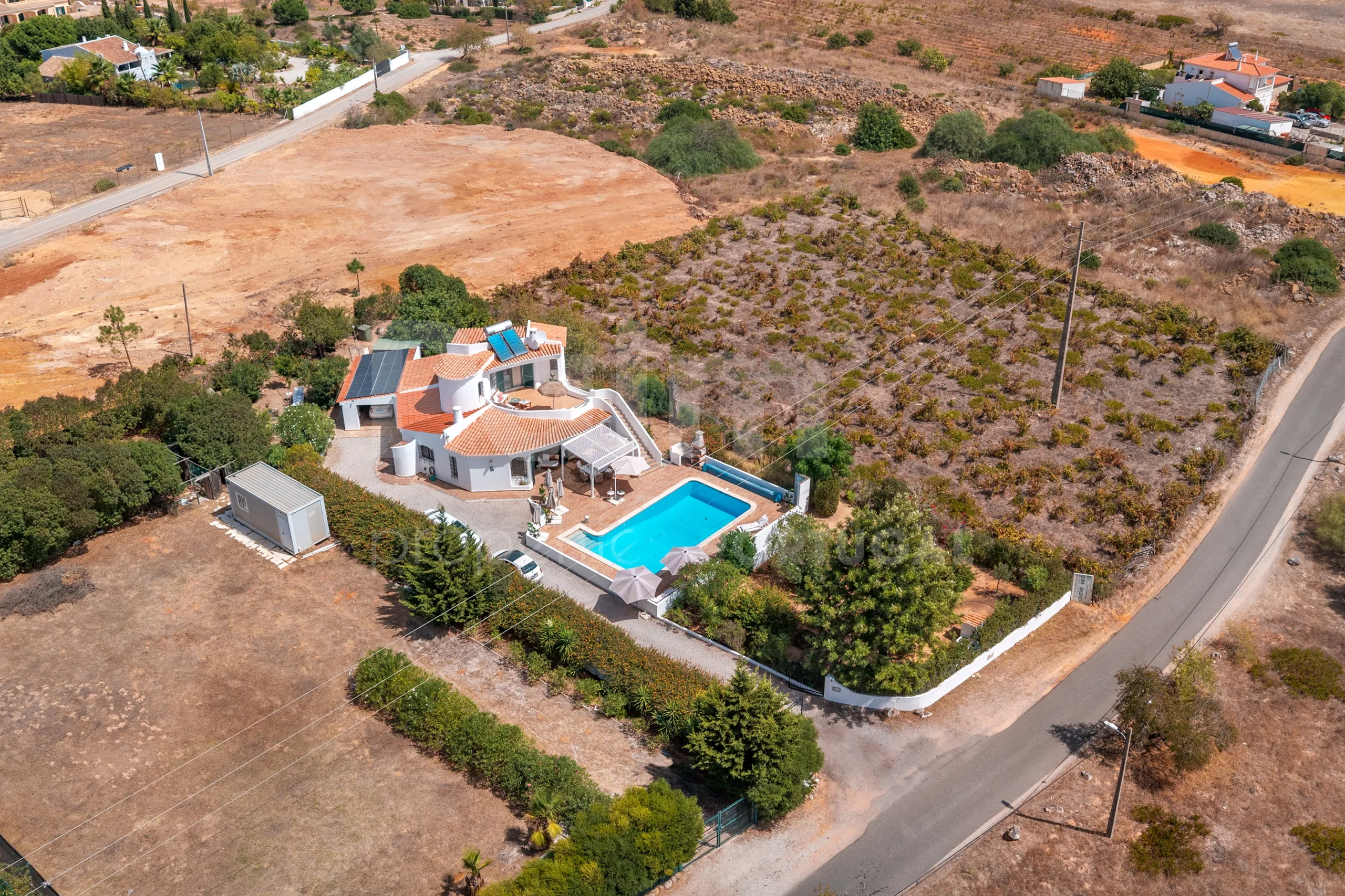 1990s Furnished Villa with Pool and Garden Near Algarve's Coastline - View image 57 of 63