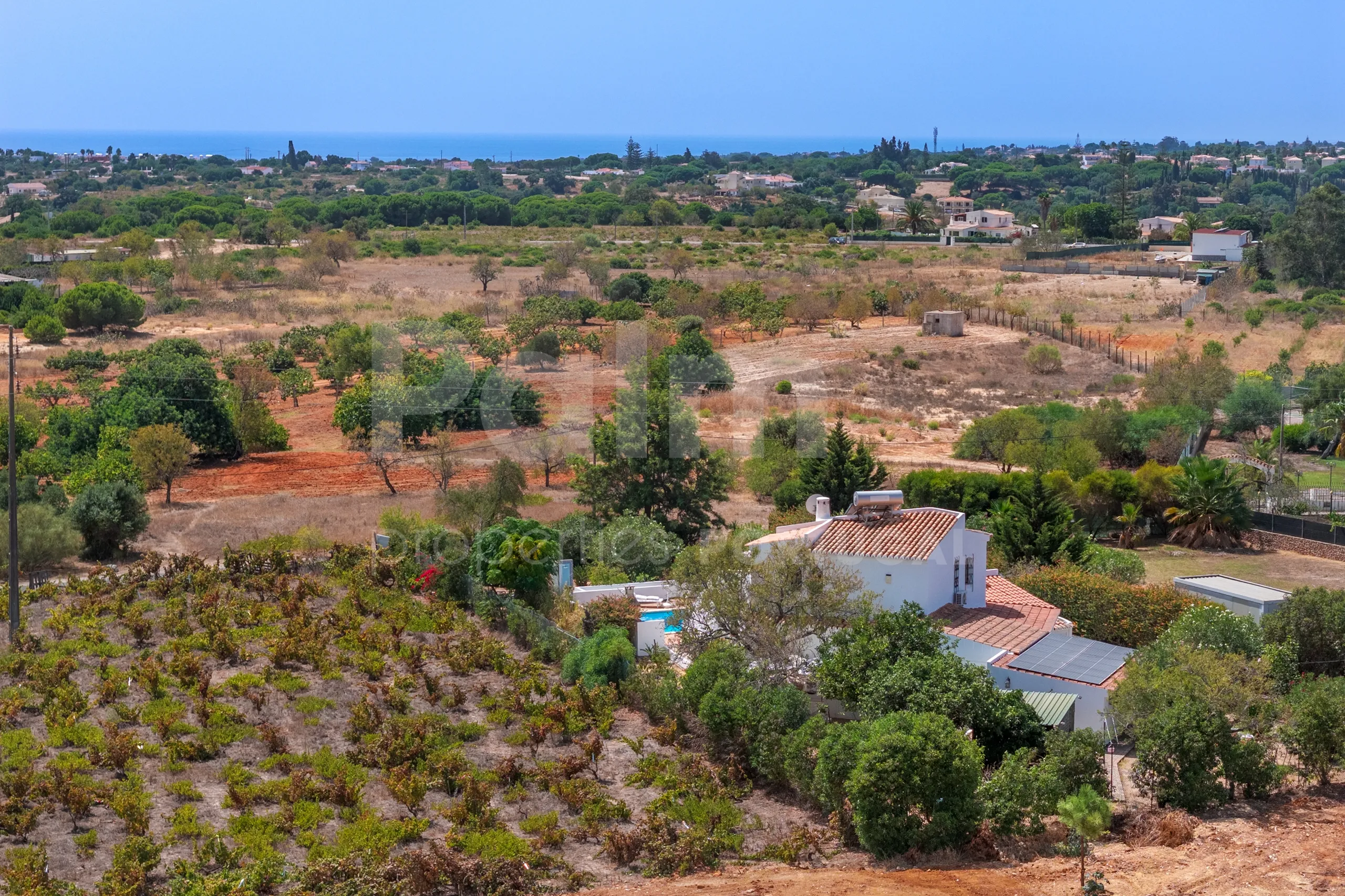 1990s Furnished Villa with Pool and Garden Near Algarve's Coastline - View image 60 of 63