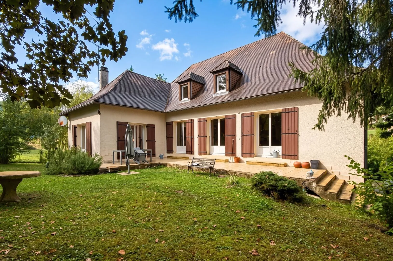 1980s Family Home in Saint-Cyprien with Pool and Expansive Gardens - Image 1